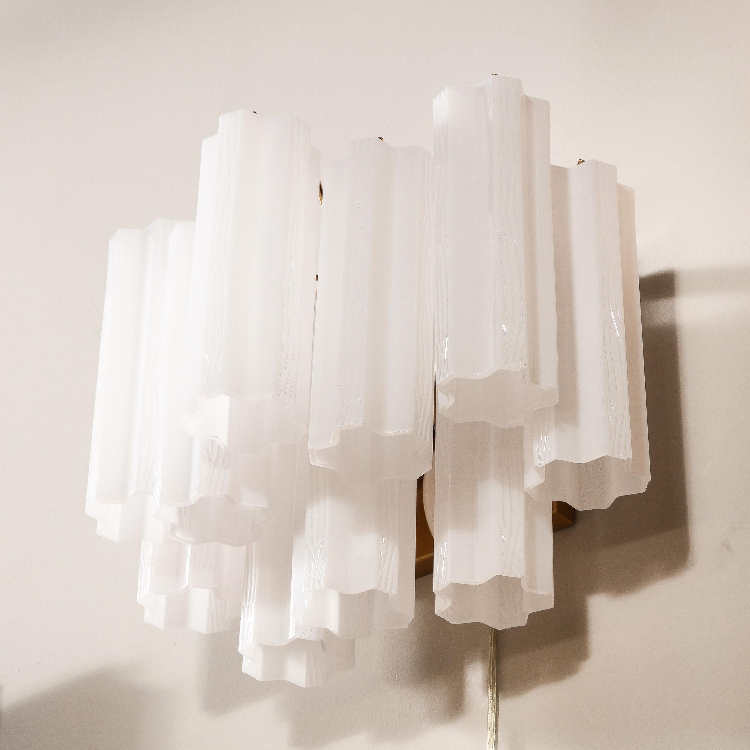 Paire d'appliques Tronchi à deux niveaux, en opaline, de style moderniste du milieu du siècle dernier en vente 4