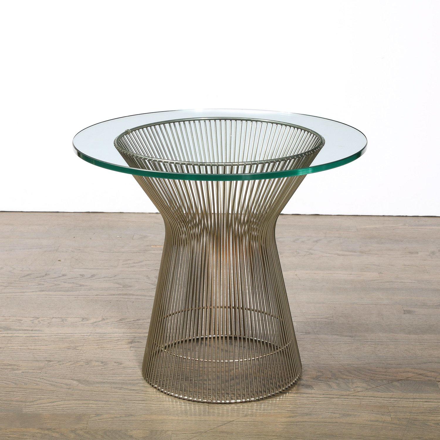 Estas Mesas auxiliares dobladas y de níquel pulido diseñadas por Warren Platner son originarias de Estados Unidos, Circa 1970. Con forma de reloj de arena en una serie de cilindros paralelos de níquel, su construcción geométrica minimalista es