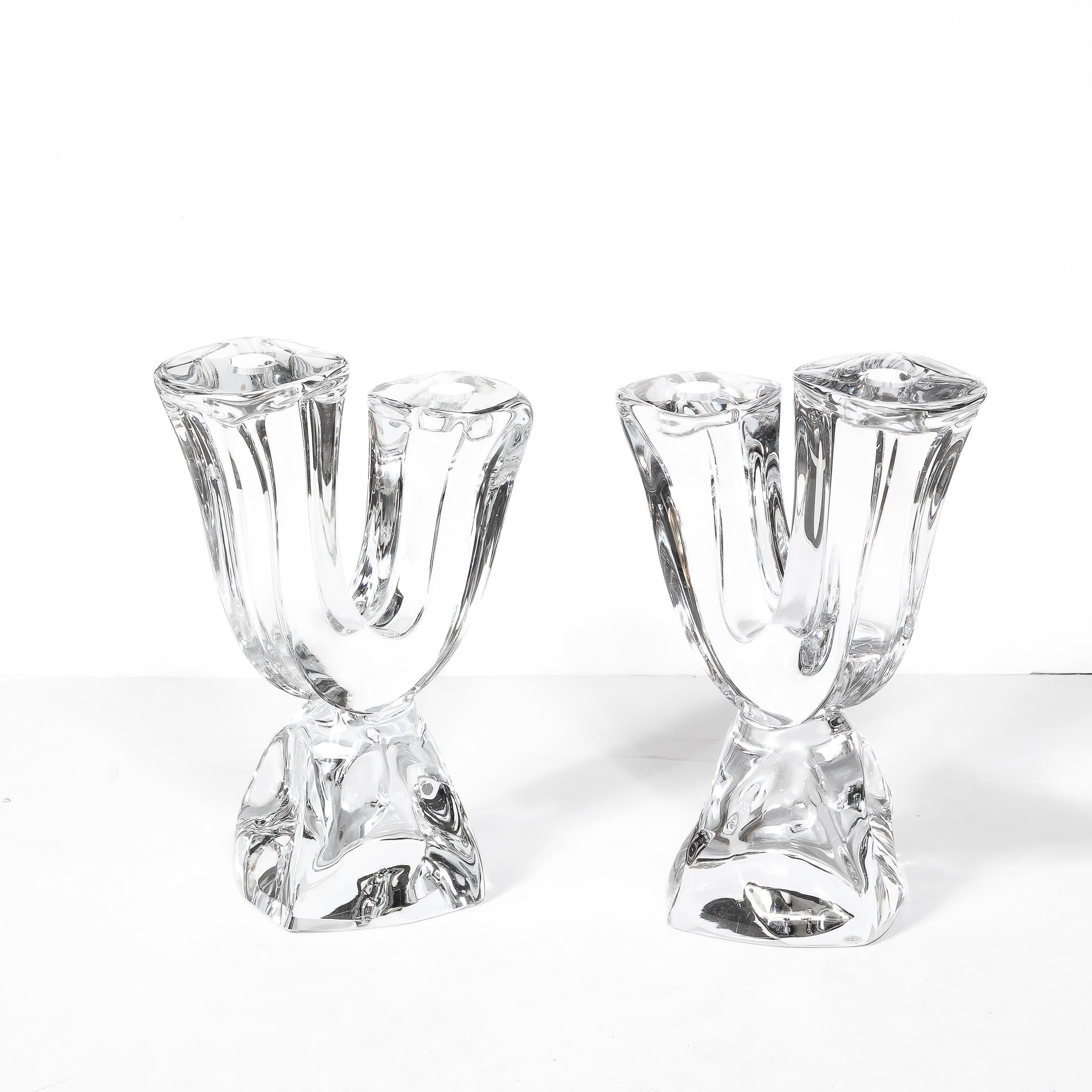 Vetro Coppia di candelabri scultorei in cristallo della metà del secolo scorso firmati Daum in vendita