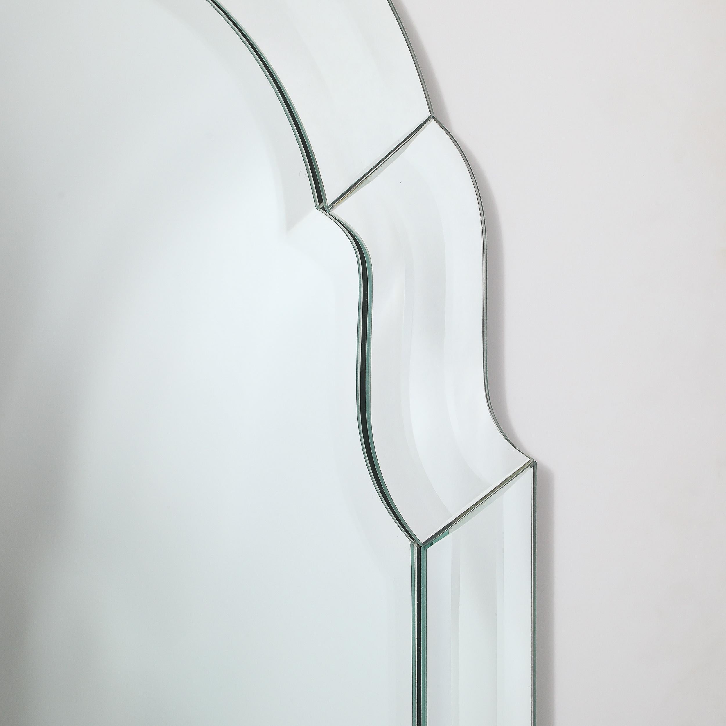 Milieu du XXe siècle Paire de miroirs en forme d'arche avec biseau, de style moderniste du milieu du siècle, à empattement serré en vente