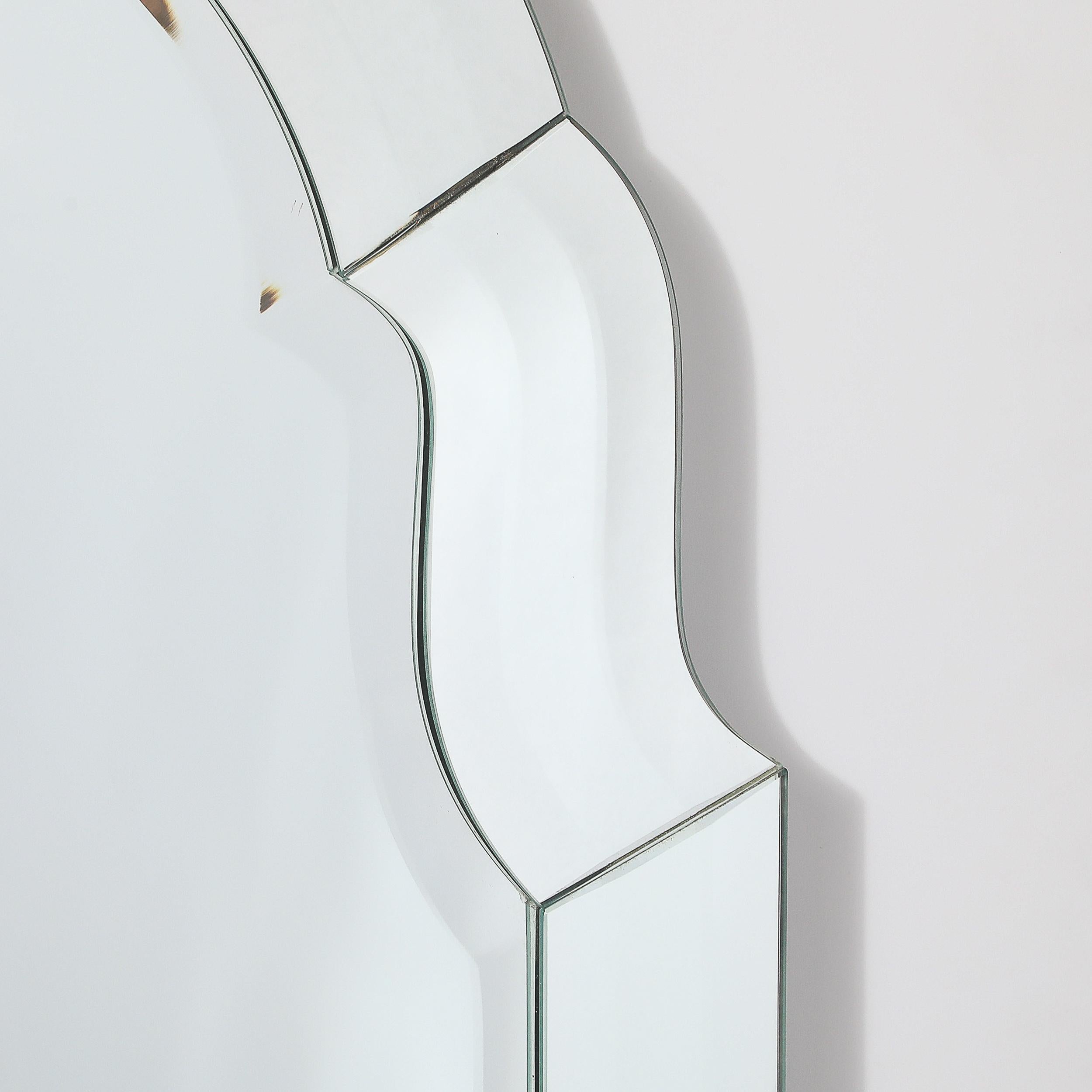 Paire de miroirs en forme d'arche avec biseau, de style moderniste du milieu du siècle, à empattement serré en vente 1