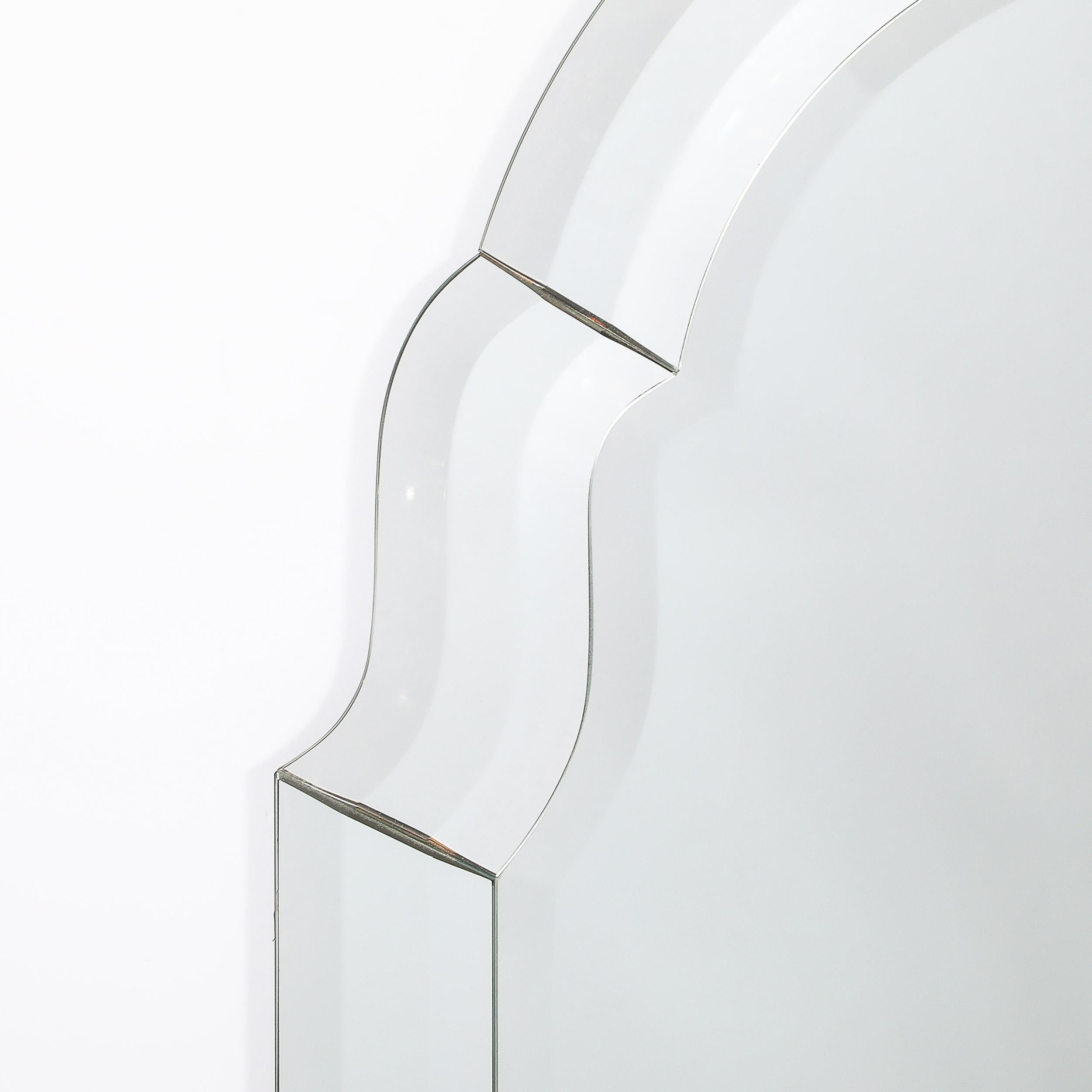 Paire de miroirs en forme d'arche avec biseau, de style moderniste du milieu du siècle, à empattement serré en vente 2