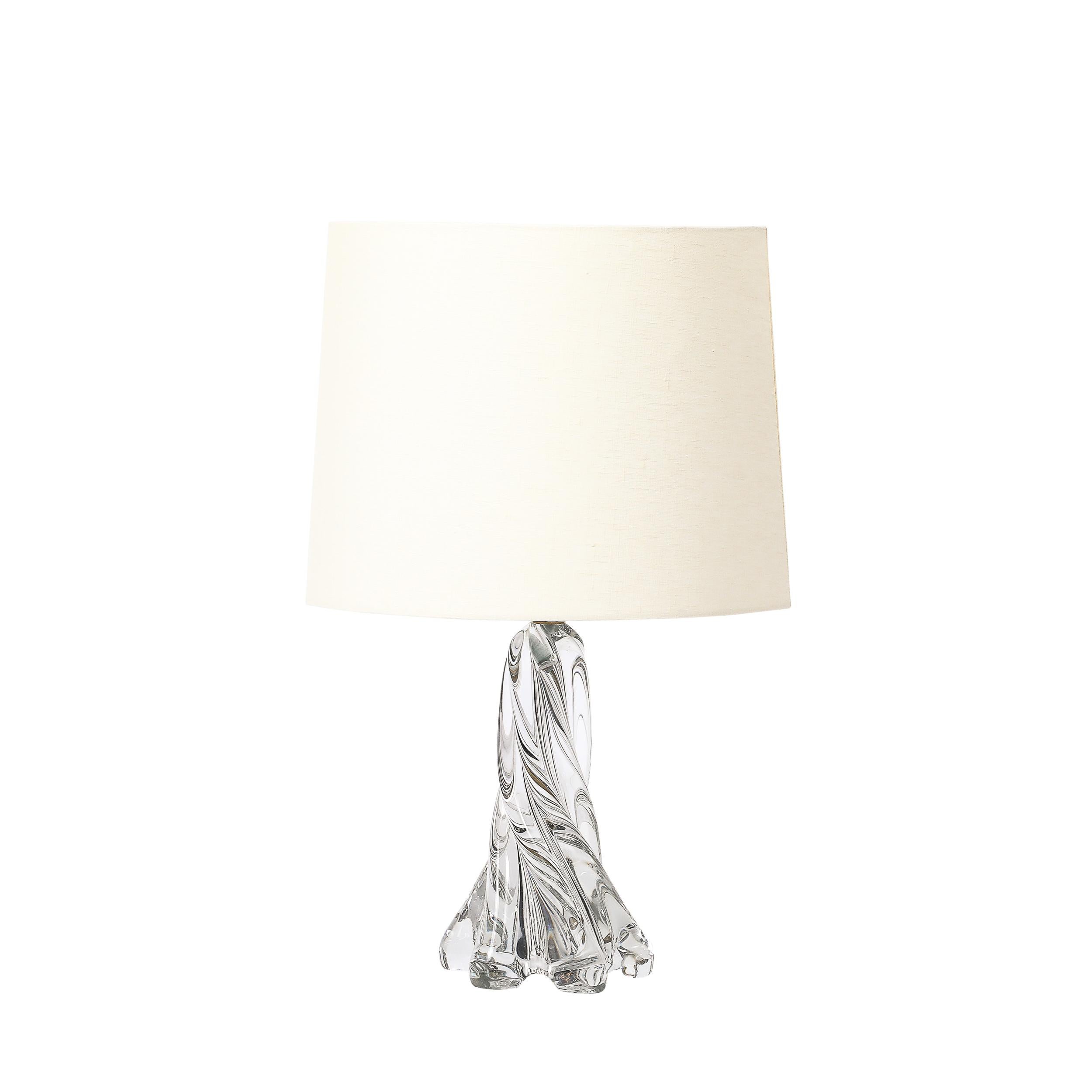 Dieses exquisite Paar modernistischer Tischlampen aus der Mitte des Jahrhunderts, das um 1950 in Frankreich hergestellt wurde, zeigt eine erstaunliche skulpturale Sensibilität mit unglaublichen Materialien. Ihre spiralförmige Splash-Form in