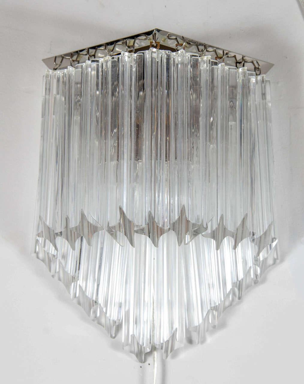 Paire d'appliques Camer en cristal taillé Triedre de style moderniste du milieu du siècle. Cette paire d'appliques est composée de tiges de cristal taillé Camer Formations suspendues individuellement, descendant de haut en bas, dans une formation