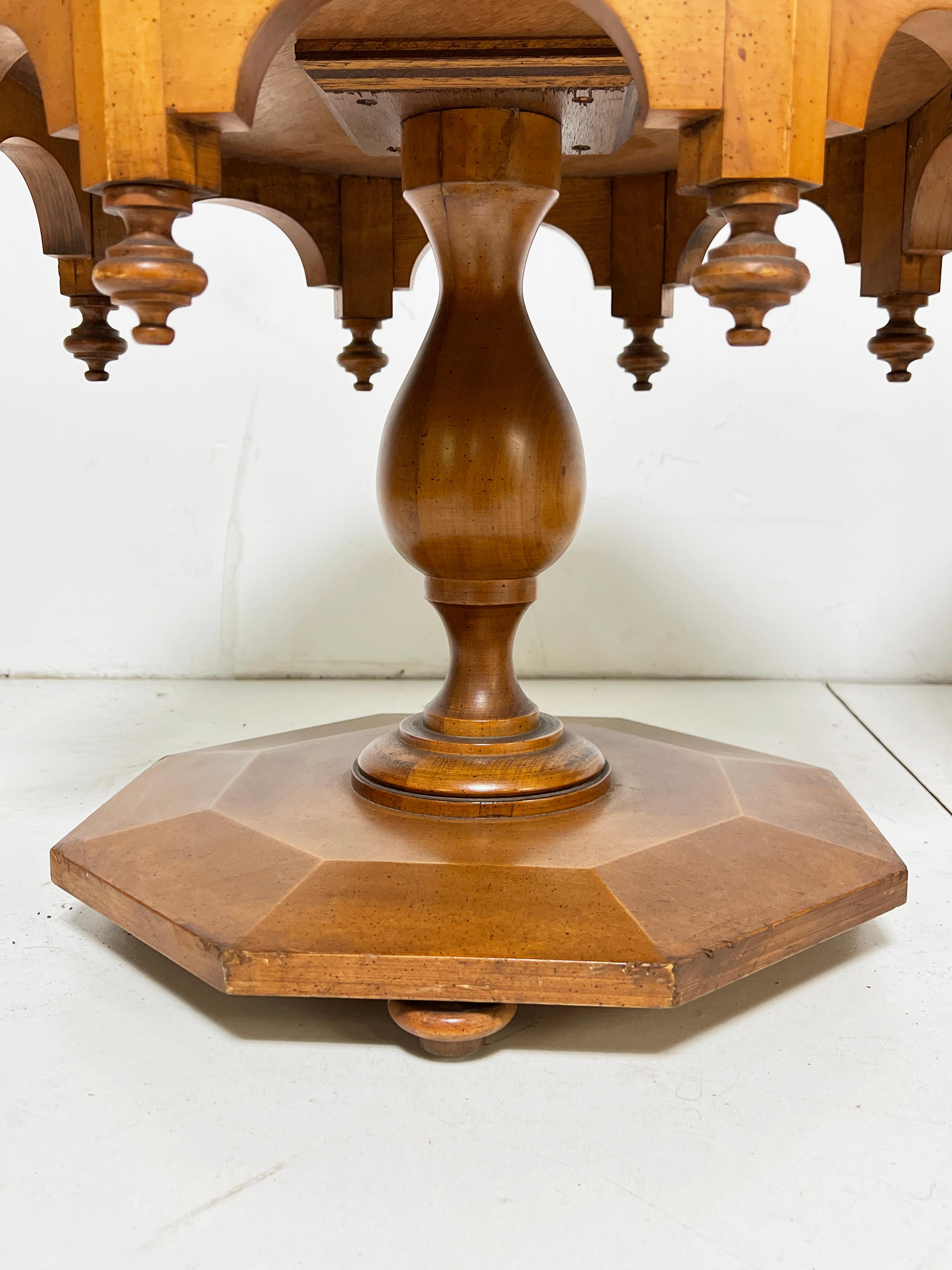 Coppia di tavolini di ispirazione marocchina della metà del secolo scorso CIRCA 1960 In condizioni buone in vendita a Peabody, MA