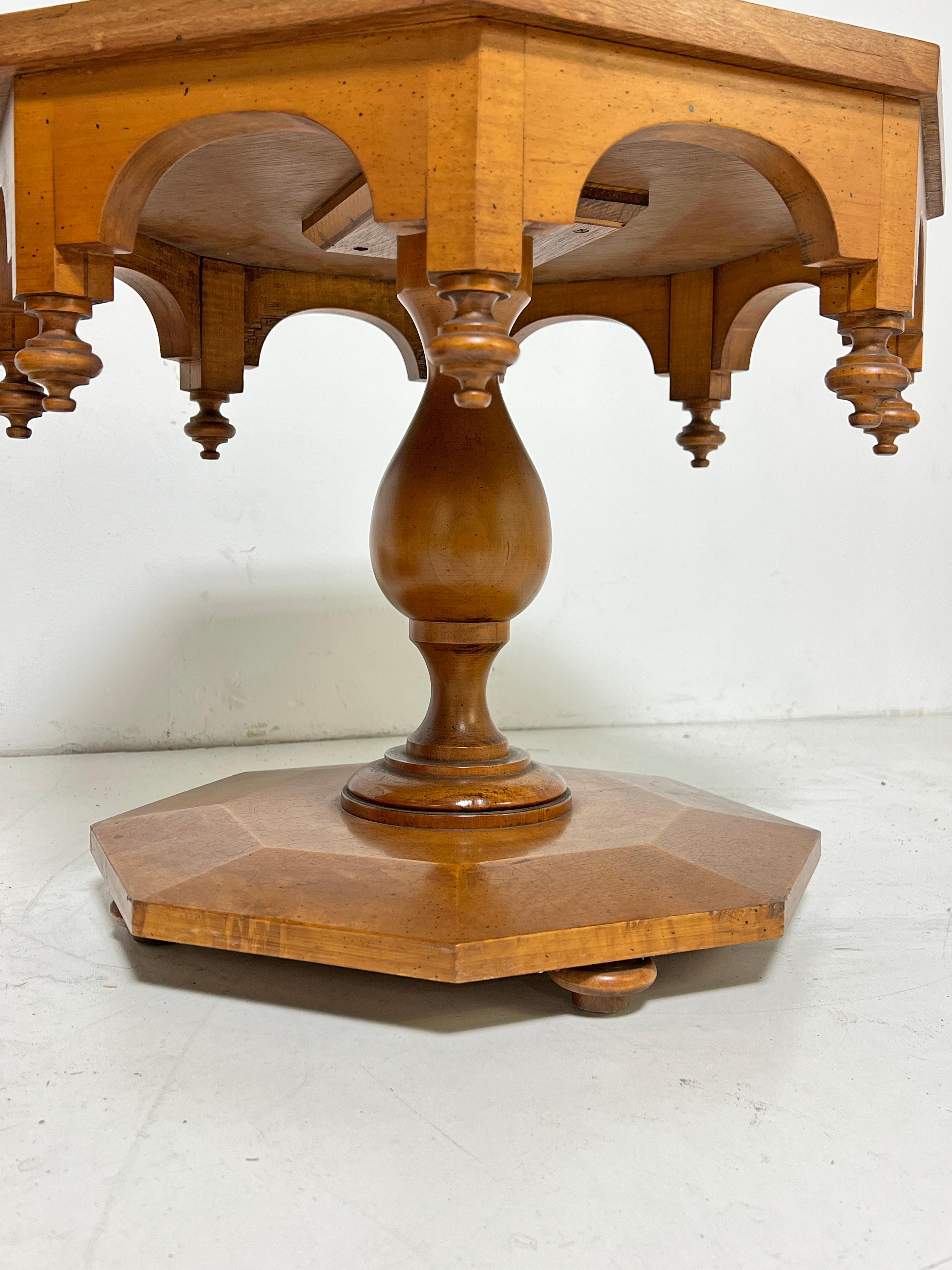 Metà XX secolo Coppia di tavolini di ispirazione marocchina della metà del secolo scorso CIRCA 1960 in vendita