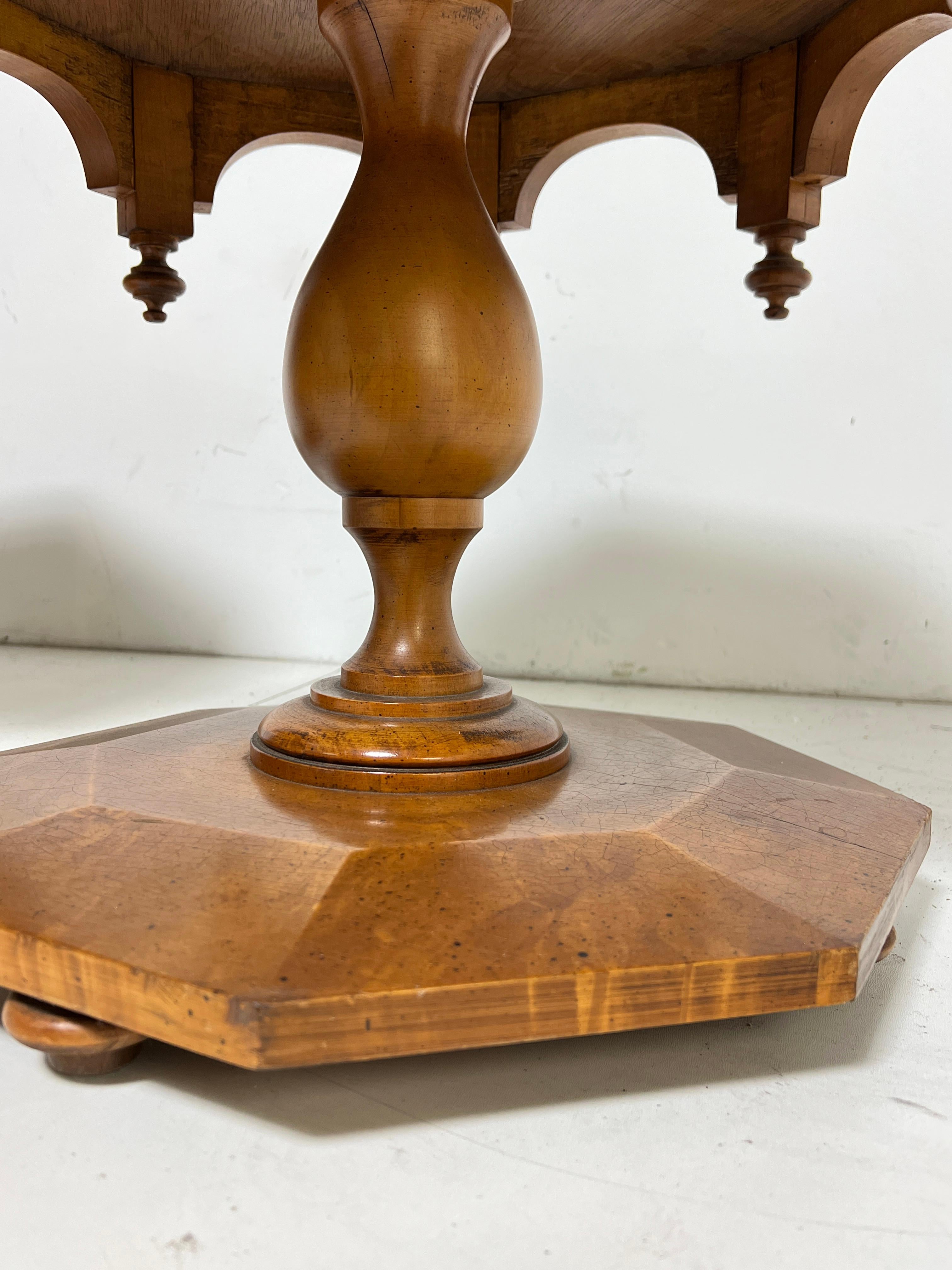 Noce Coppia di tavolini di ispirazione marocchina della metà del secolo scorso CIRCA 1960 in vendita