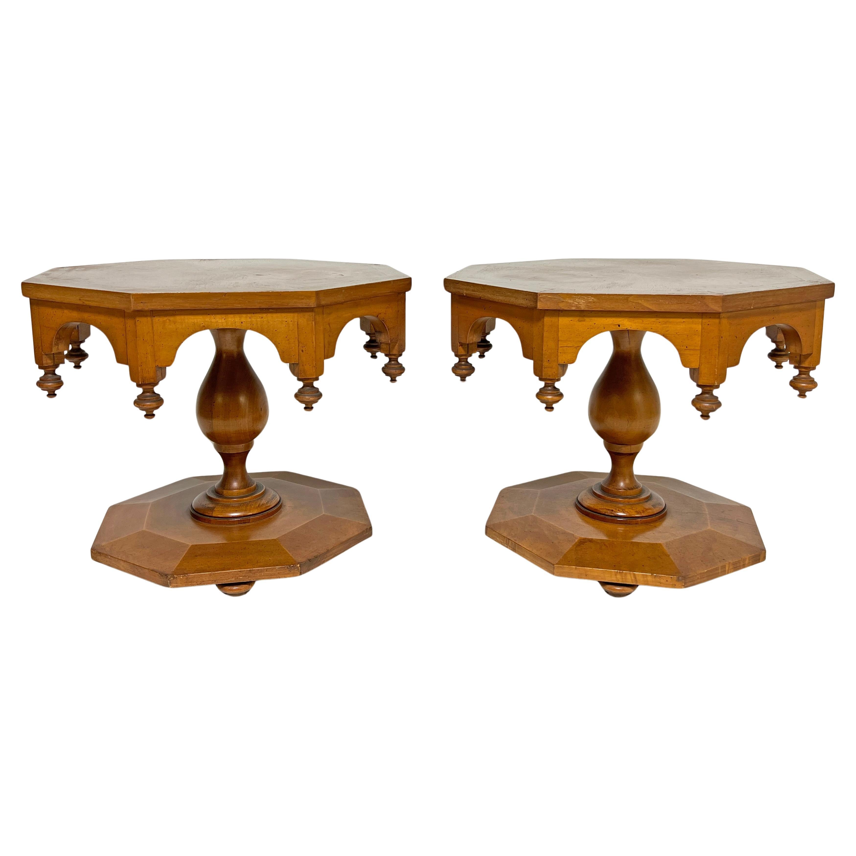 Pareja de mesas auxiliares de mediados de siglo de inspiración marroquí Circa 1960s