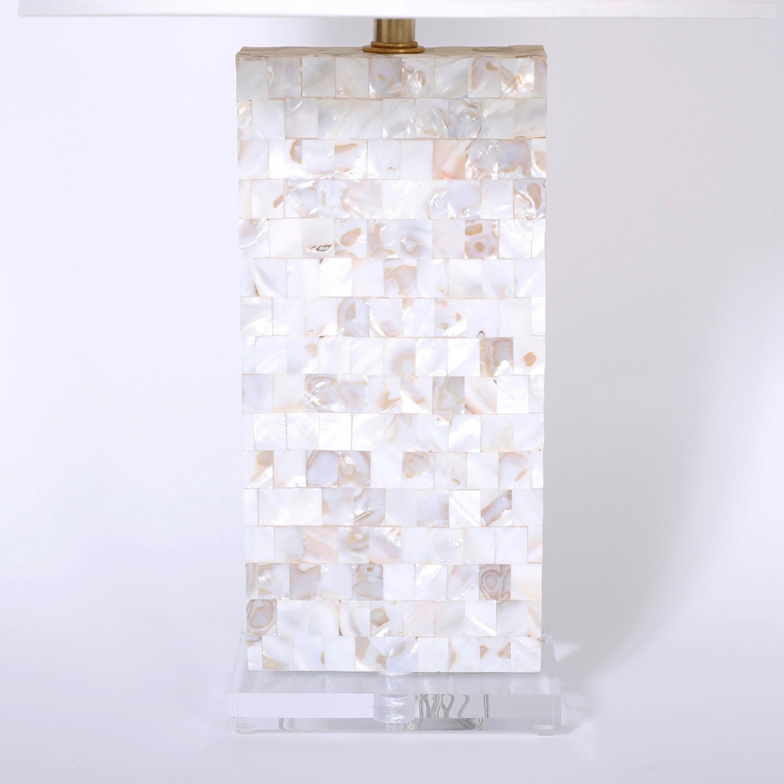 Paar Tischlampen aus der Mitte des Jahrhunderts aus Perlmutt (Britisch Kolonial) im Angebot