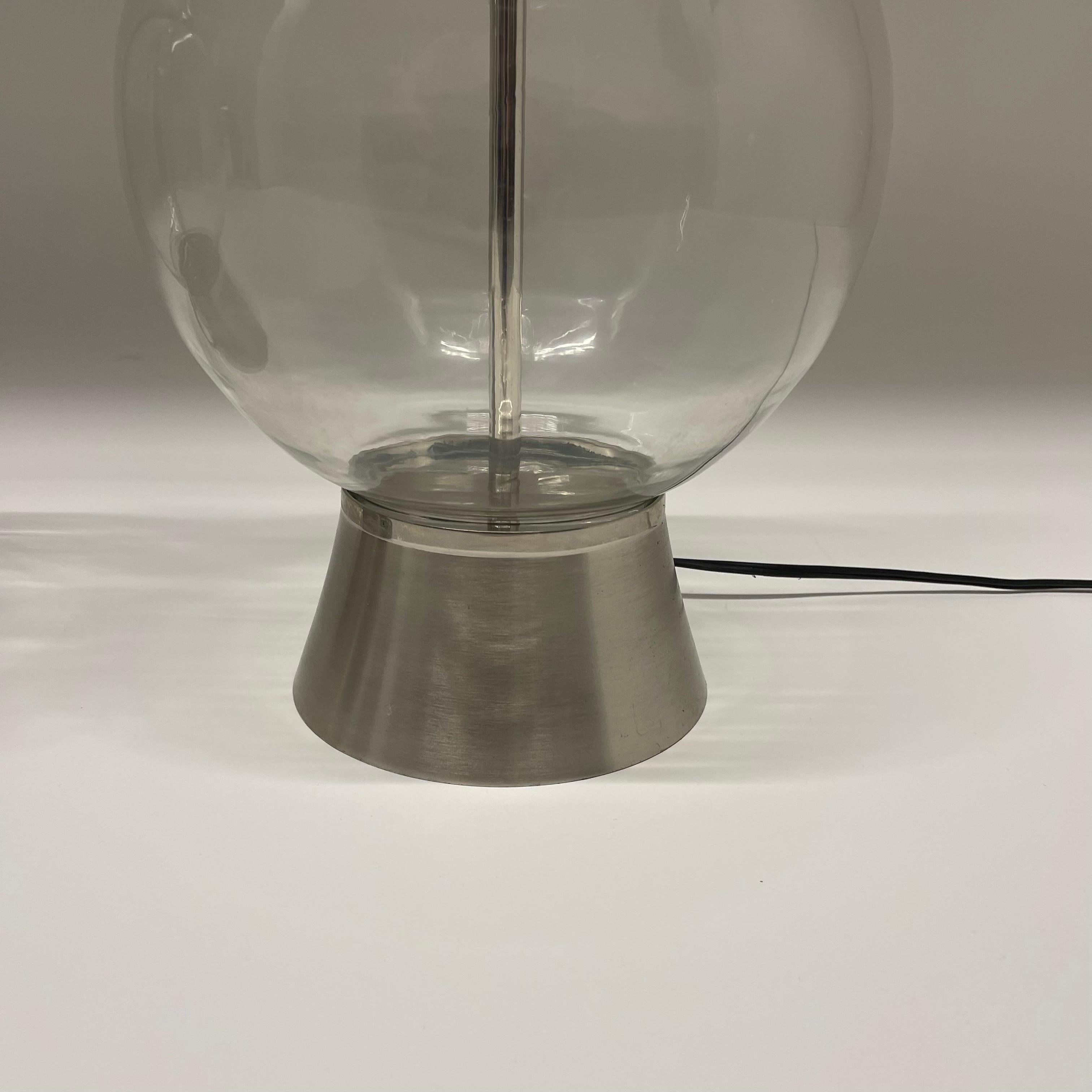 20ième siècle Paire de lampes mi-siècle en verre soufflé à la bouche et nickel brossé avec abat-jour en papier en vente