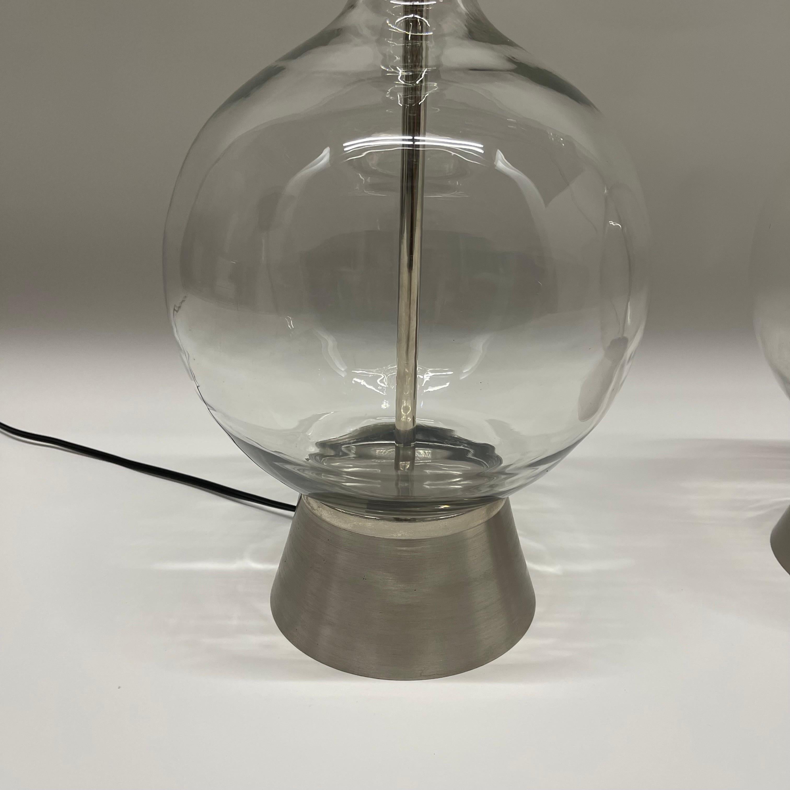 Lampe aus mundgeblasenem Glas und gebürstetem Nickel mit Papierschirmen aus der Mitte des Jahrhunderts, Paar im Angebot 1