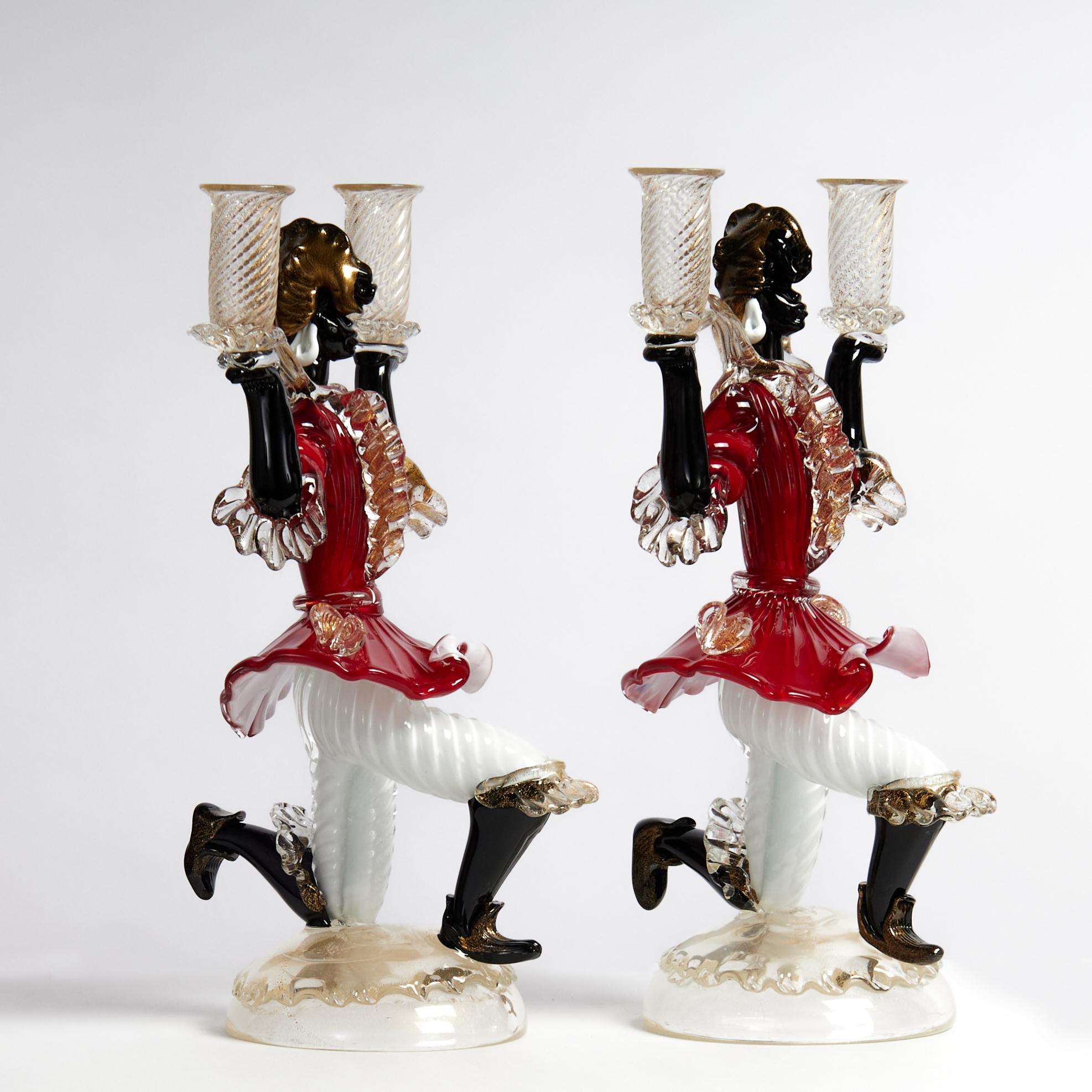 Elegante coppia vintage di candelabri a due luci in vetro artistico italiano, con vestiti eleganti, soffiati a mano in una drammatica combinazione di colori rosso, nero, bianco e trasparente con macchie d'oro. Attribuito a Barovier.