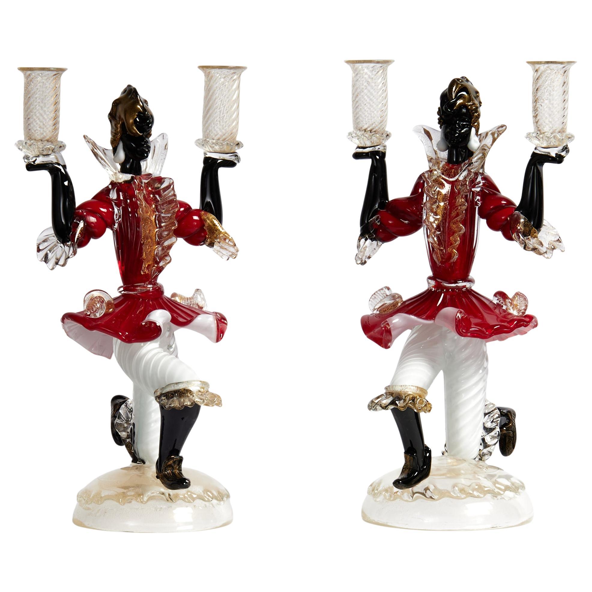 Pareja de candeleros de cristal de Murano de mediados de siglo con figuras danzantes