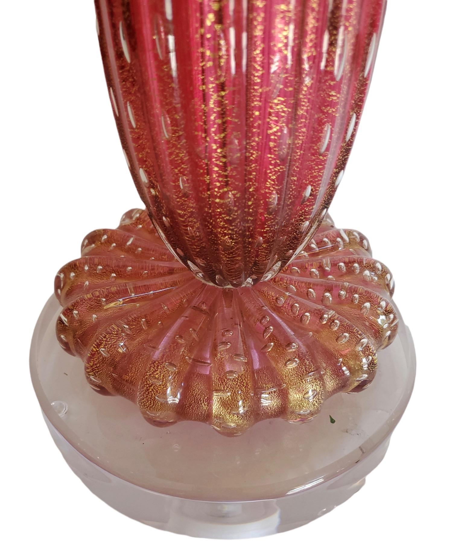 Paire de lampes Murano du milieu du siècle de couleur canneberge avec beaucoup de bulles contrôlées et des mouchetures d'or qui courent partout. Nouvelles bases acryliques et teintes personnalisées.