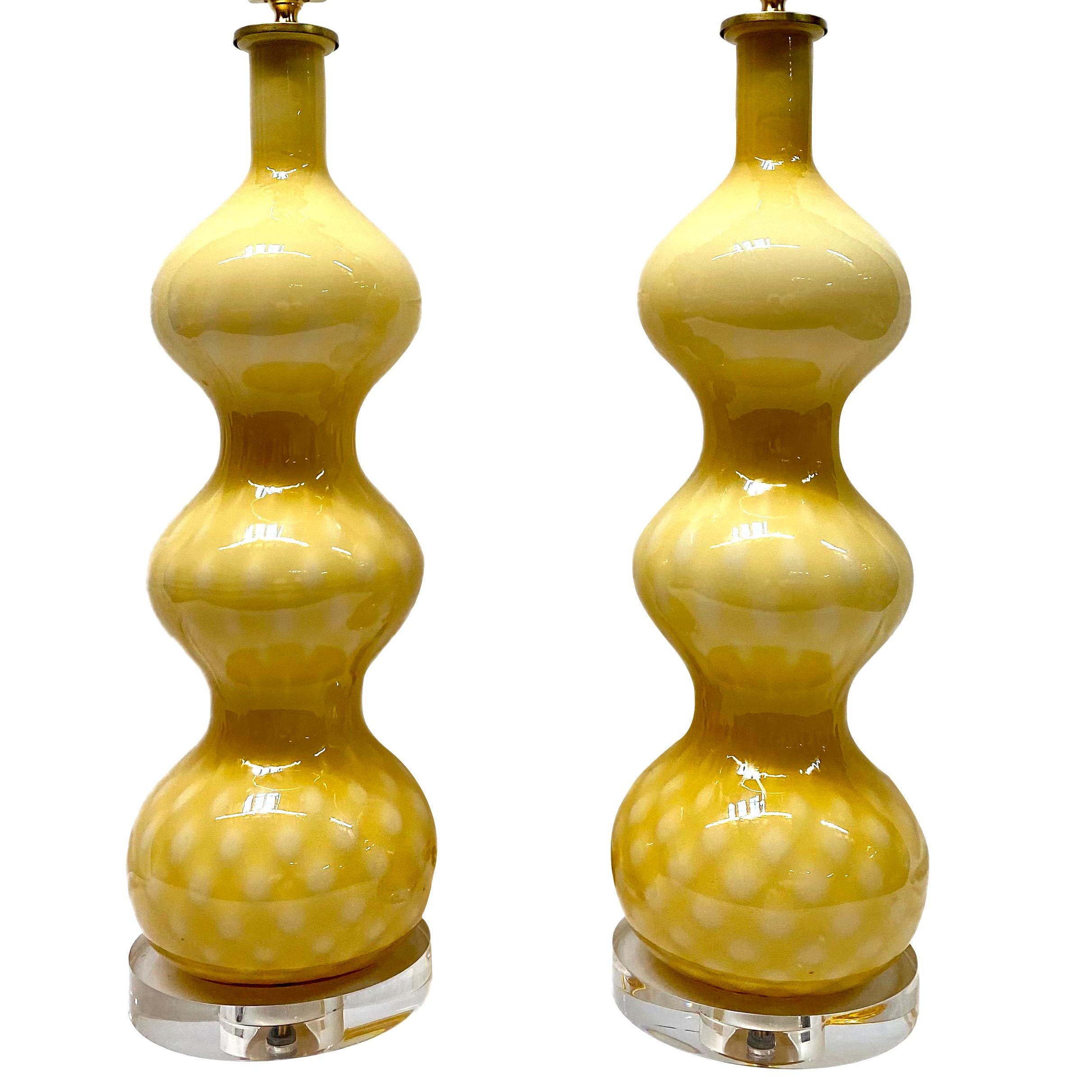 Paar italienische Tischlampen aus mundgeblasenem Muranoglas aus den 1950er Jahren mit Sockeln aus Lucit.

Abmessungen:
Höhe des Körpers: 19,5