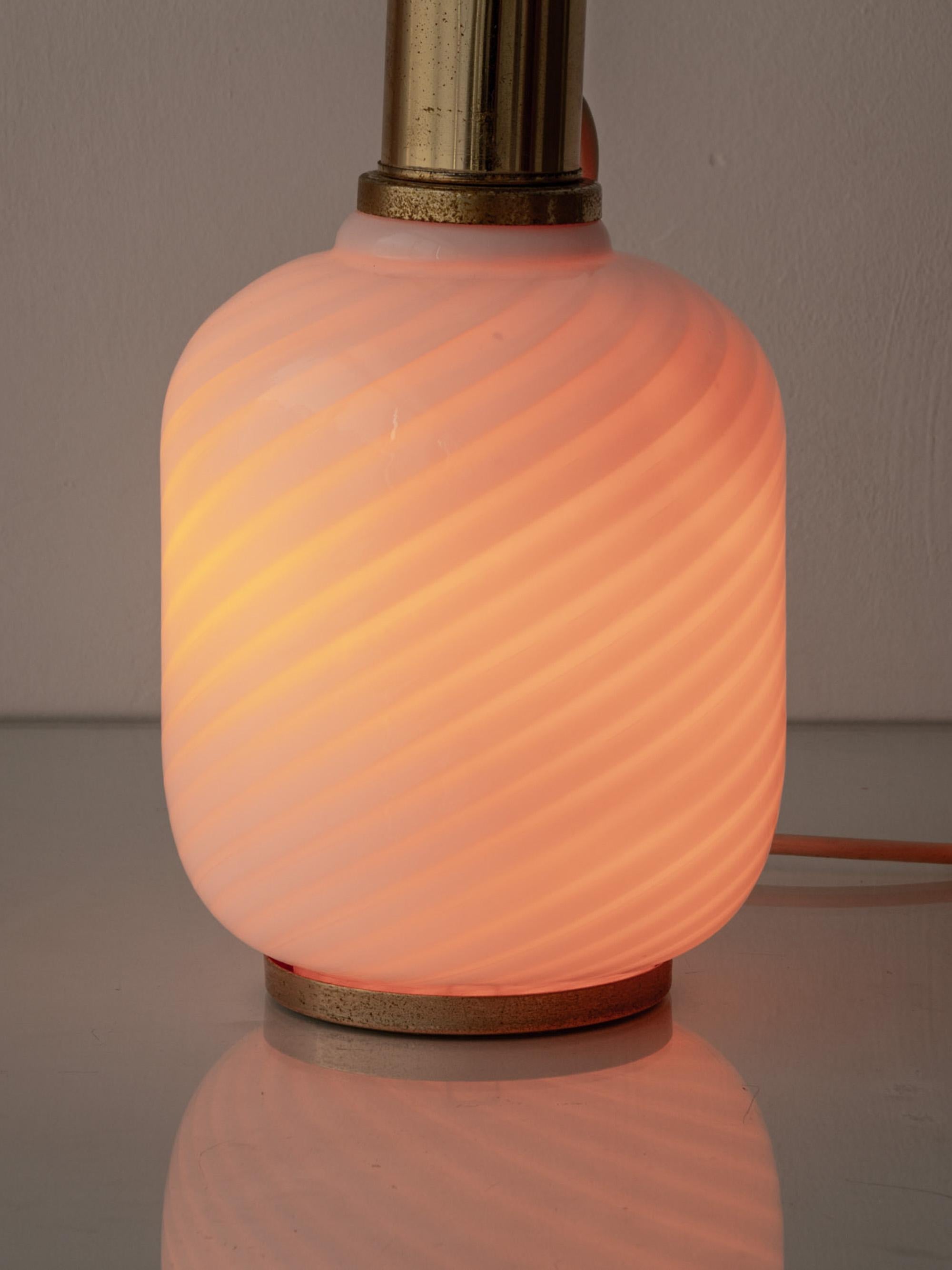 Ein zusammengehöriges Paar Tischlampen aus Murano-Glas von Vetri, Italien, aus den 1970er Jahren. Jede Leuchte ist aus mundgeblasenem weißem Opalglas mit einem durchgehenden, gedrehten Spiralmuster, das im unbeleuchteten Zustand auffällt und im