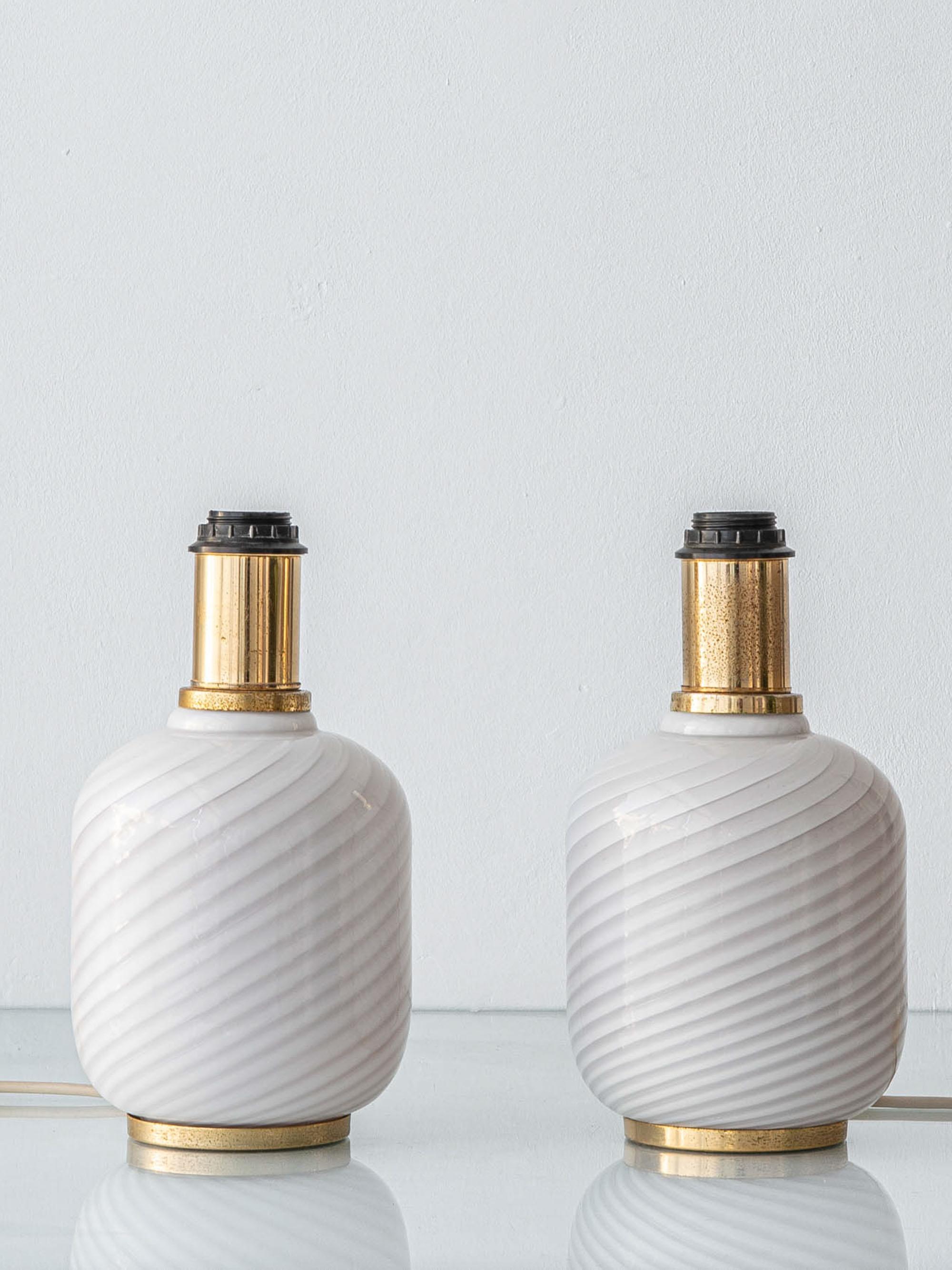 Paar Murano Opalglas-Tischlampen mit Spirale, Zweikreiser, 1970er Jahre (Moderne der Mitte des Jahrhunderts) im Angebot