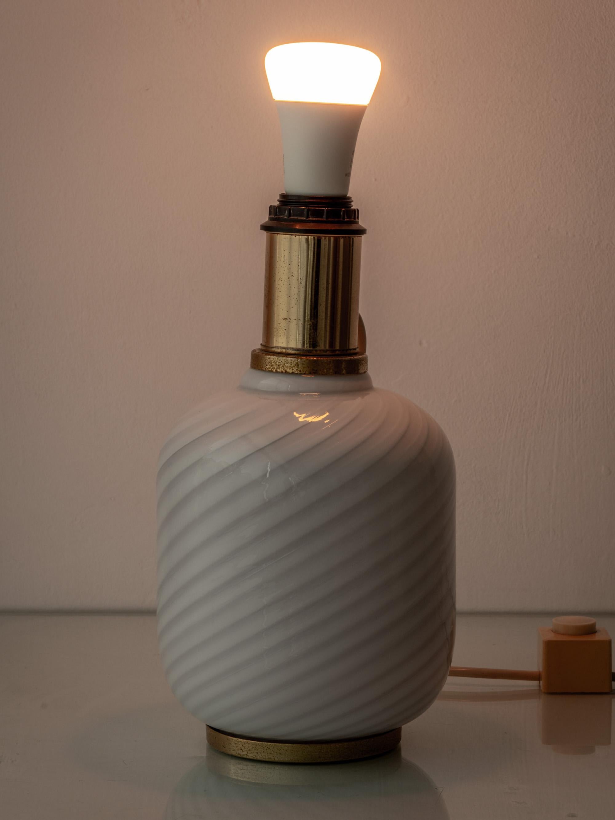 Paar Murano Opalglas-Tischlampen mit Spirale, Zweikreiser, 1970er Jahre (Muranoglas) im Angebot