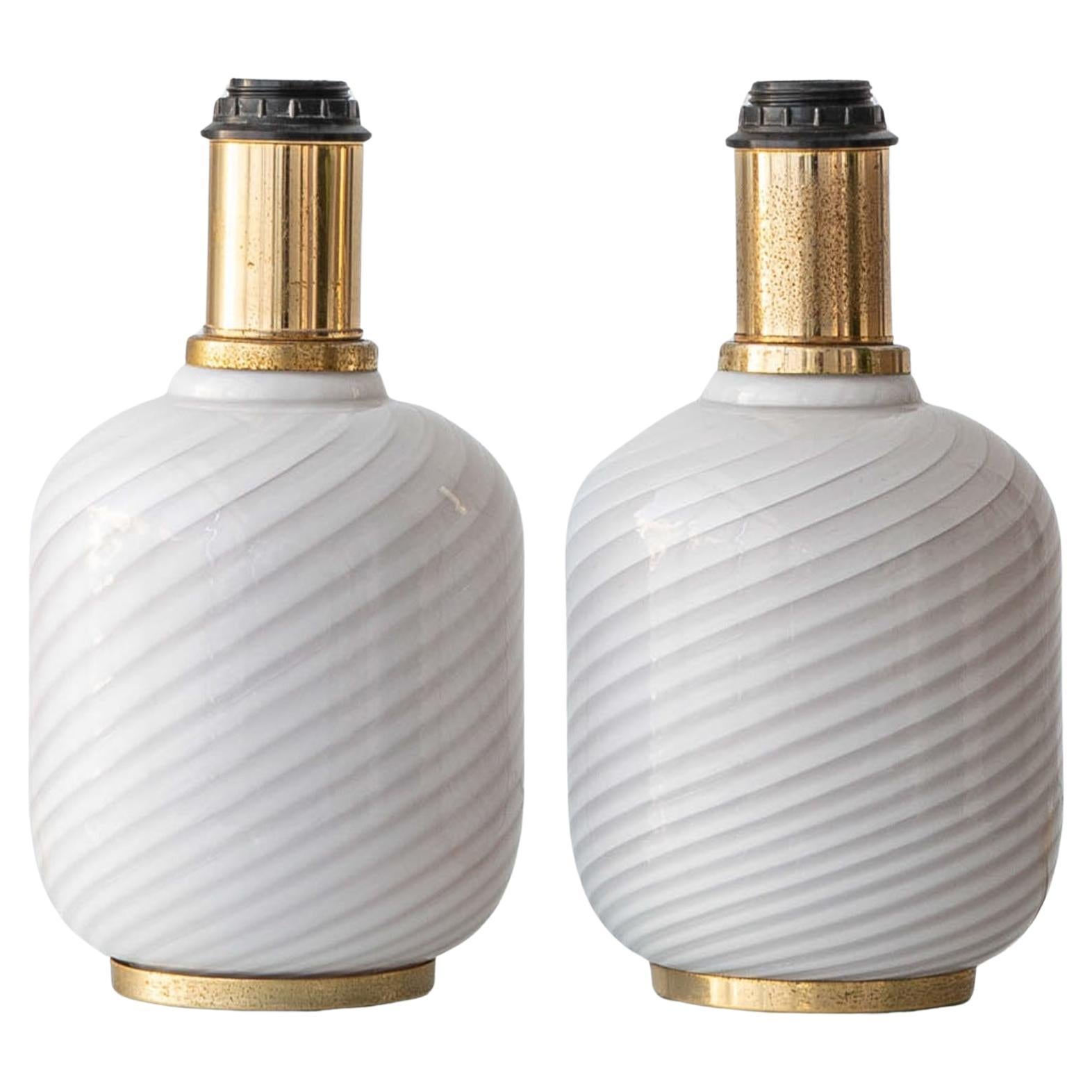 Coppia di lampade da tavolo in vetro opalino a spirale di Murano, a doppio circuito, anni
70