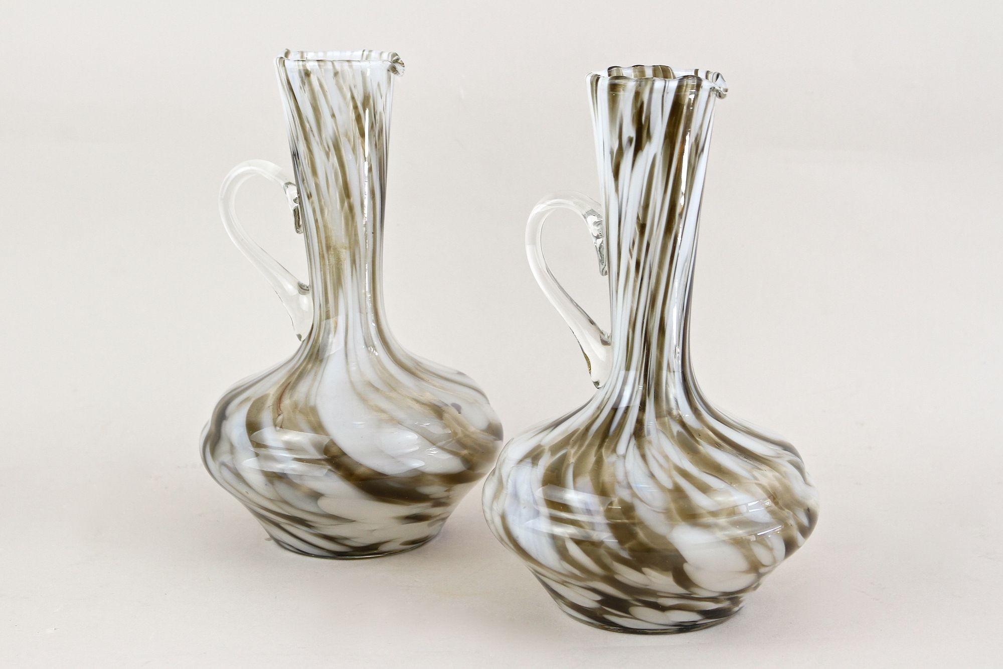 Coppia di vasi e caraffe in vetro di Murano della metà del secolo scorso, bianco/marrone - Italia 1960 ca. in vendita 2