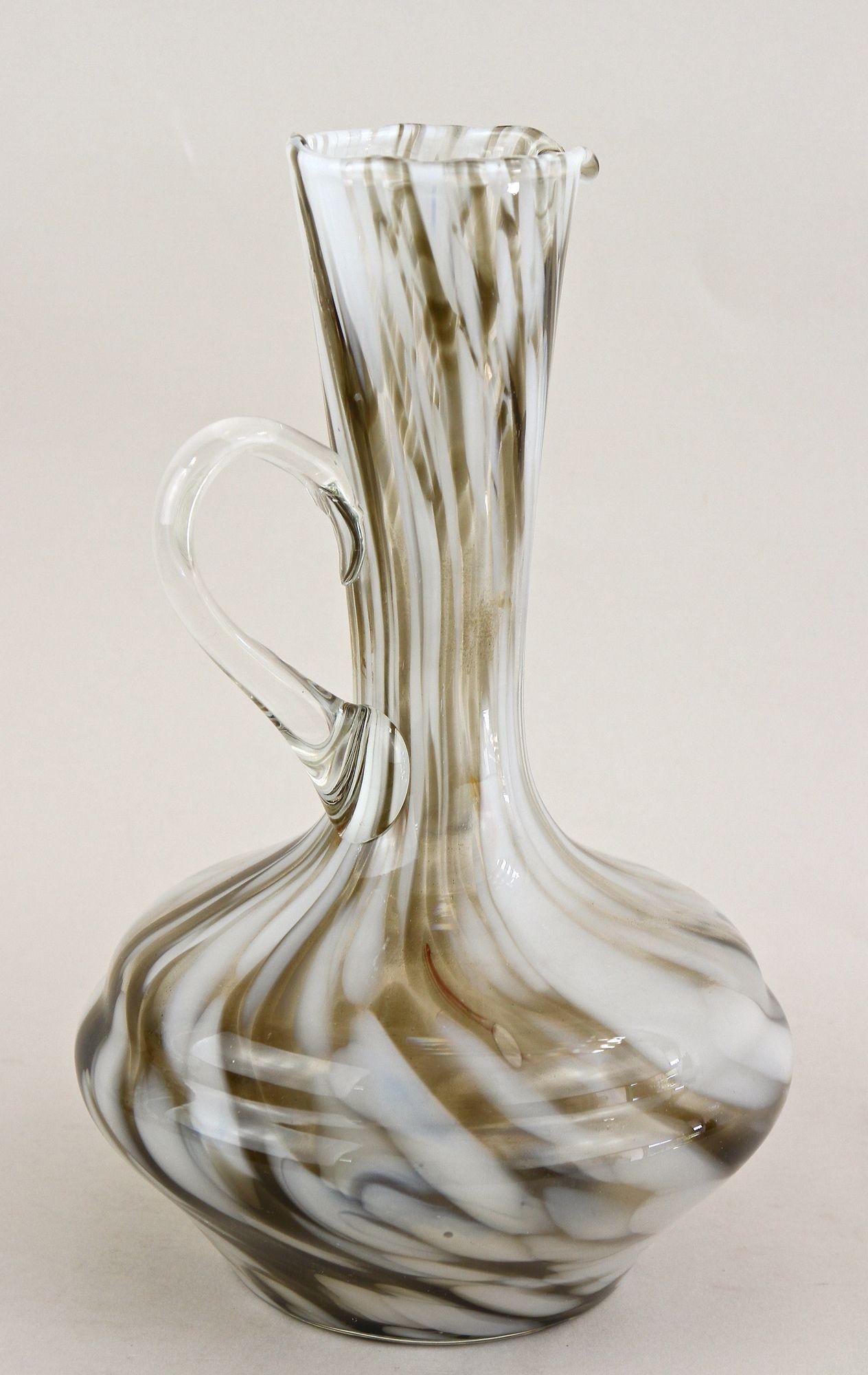 Coppia di vasi e caraffe in vetro di Murano della metà del secolo scorso, bianco/marrone - Italia 1960 ca. in vendita 5