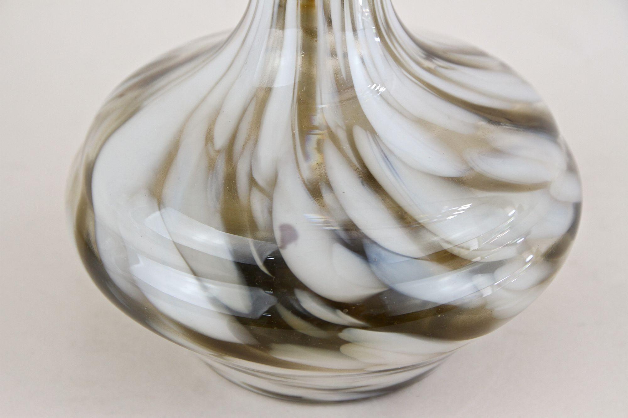 Coppia di vasi e caraffe in vetro di Murano della metà del secolo scorso, bianco/marrone - Italia 1960 ca. in vendita 7