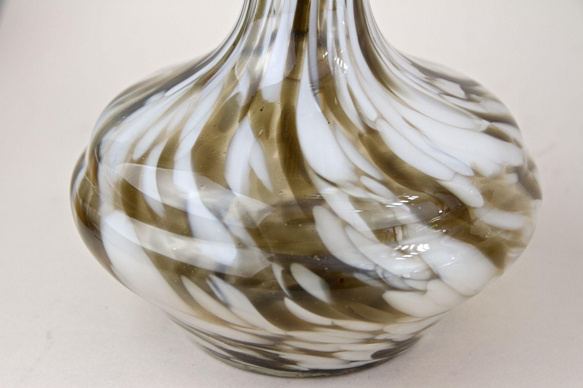 Coppia di vasi e caraffe in vetro di Murano della metà del secolo scorso, bianco/marrone - Italia 1960 ca. in vendita 8