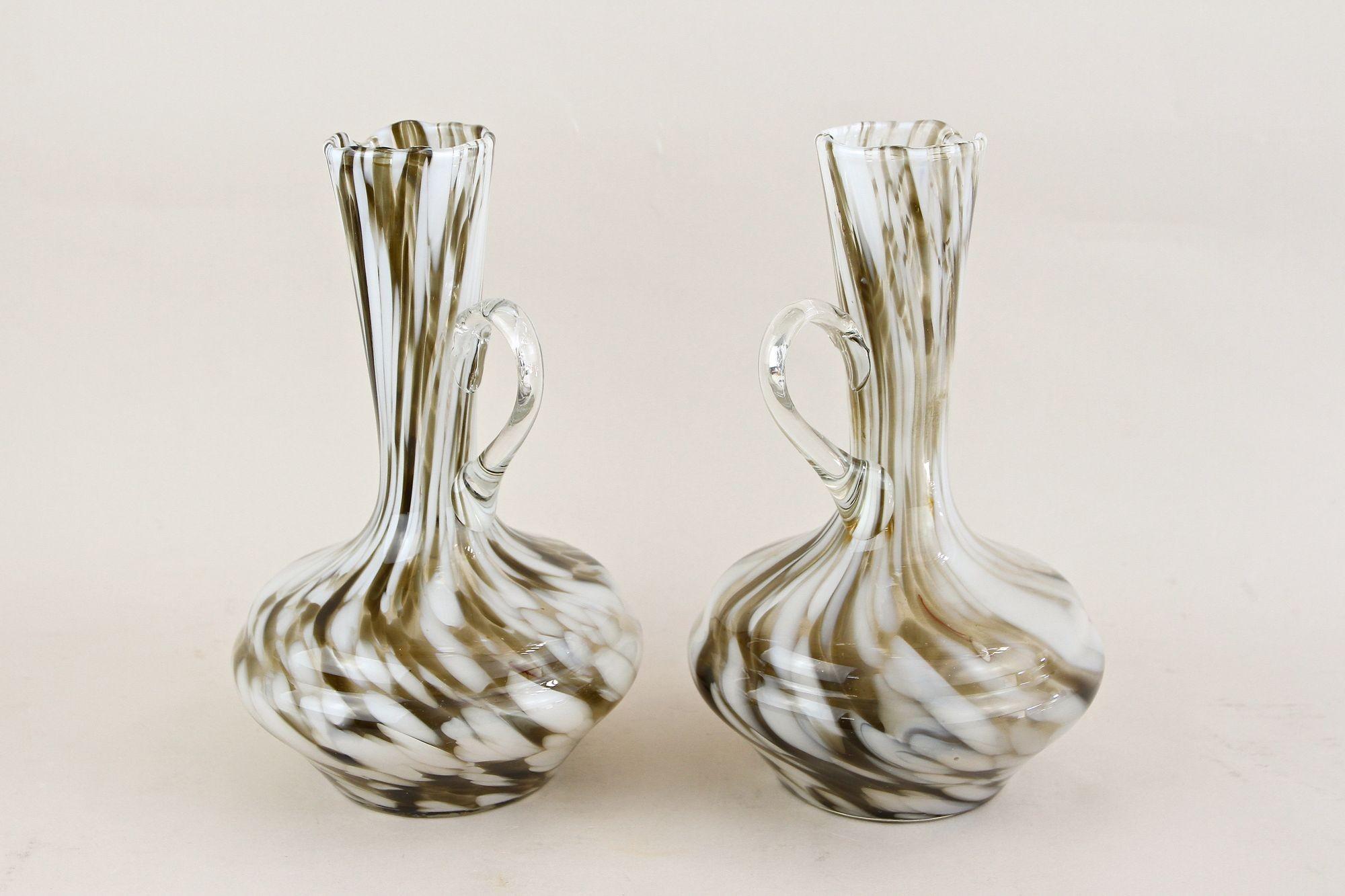 Coppia di vasi e caraffe in vetro di Murano della metà del secolo scorso, bianco/marrone - Italia 1960 ca. in vendita 9