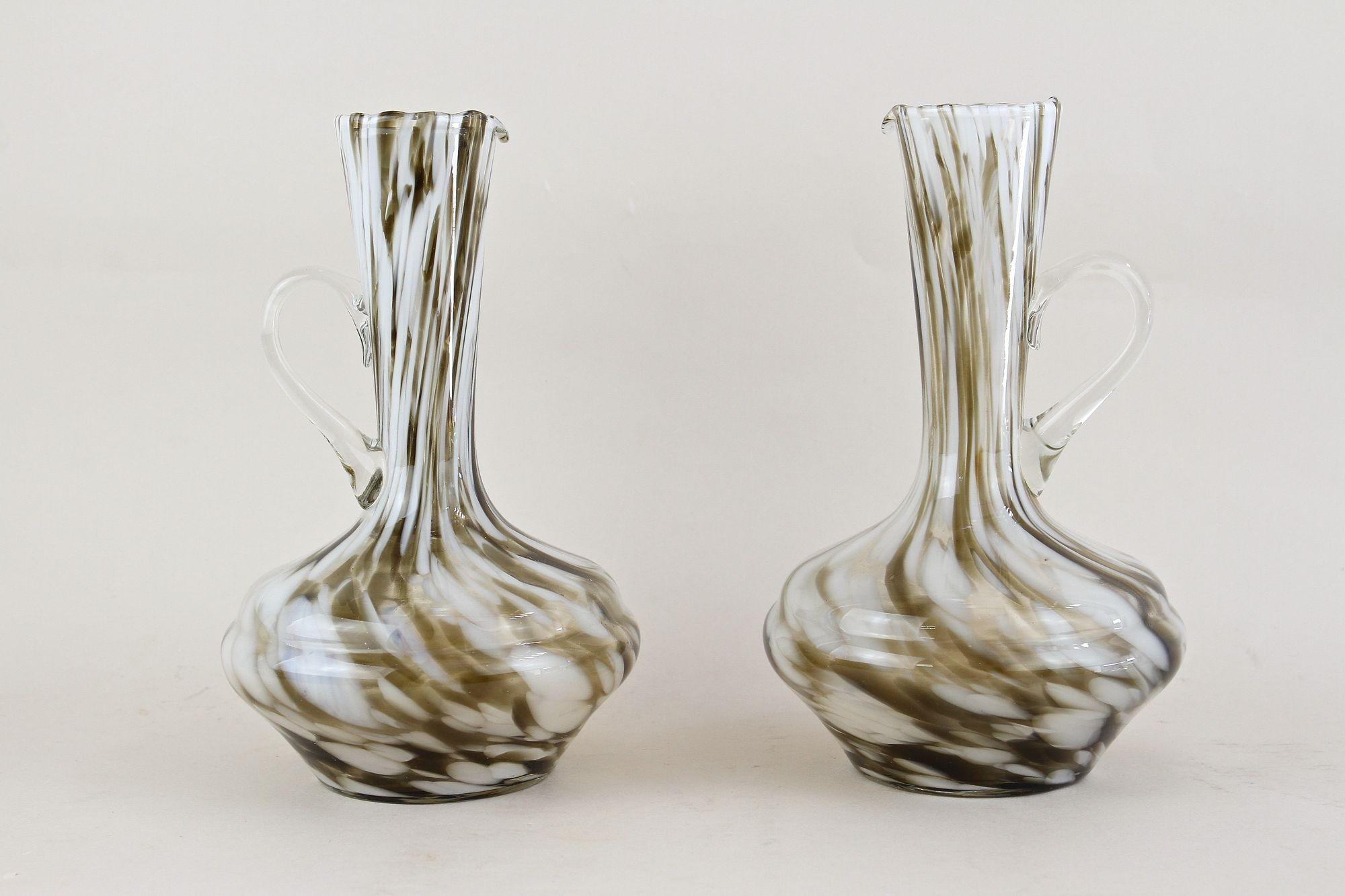 Coppia di vasi e caraffe in vetro di Murano dal design unico, provenienti dai famosi laboratori italiani della metà del XX secolo, intorno al 1960. Questi vasi a caraffa di grandi dimensioni e dalla forma elegante sono stati elaborati a mano con una