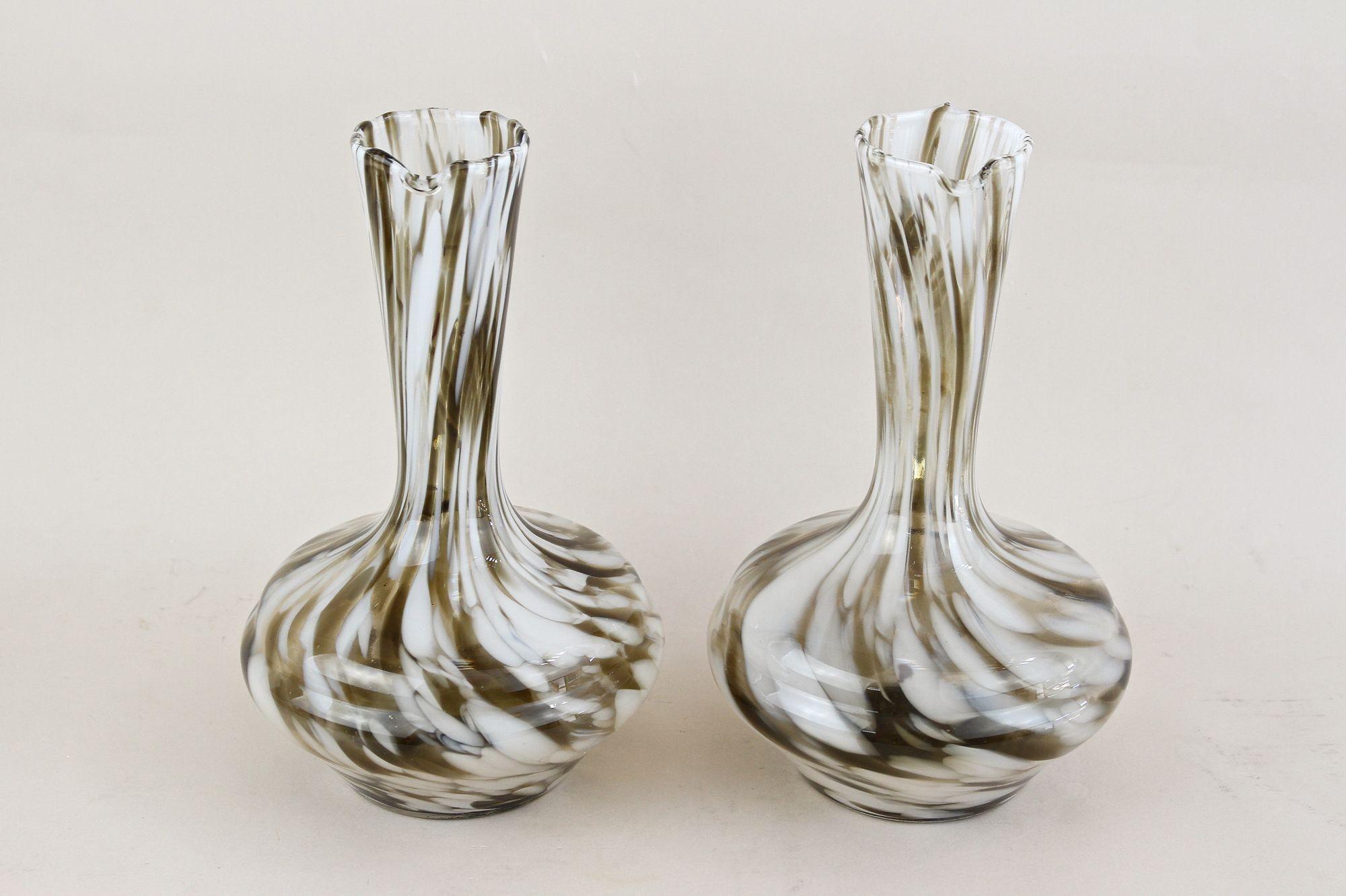 Mid-Century moderno Coppia di vasi e caraffe in vetro di Murano della metà del secolo scorso, bianco/marrone - Italia 1960 ca. in vendita
