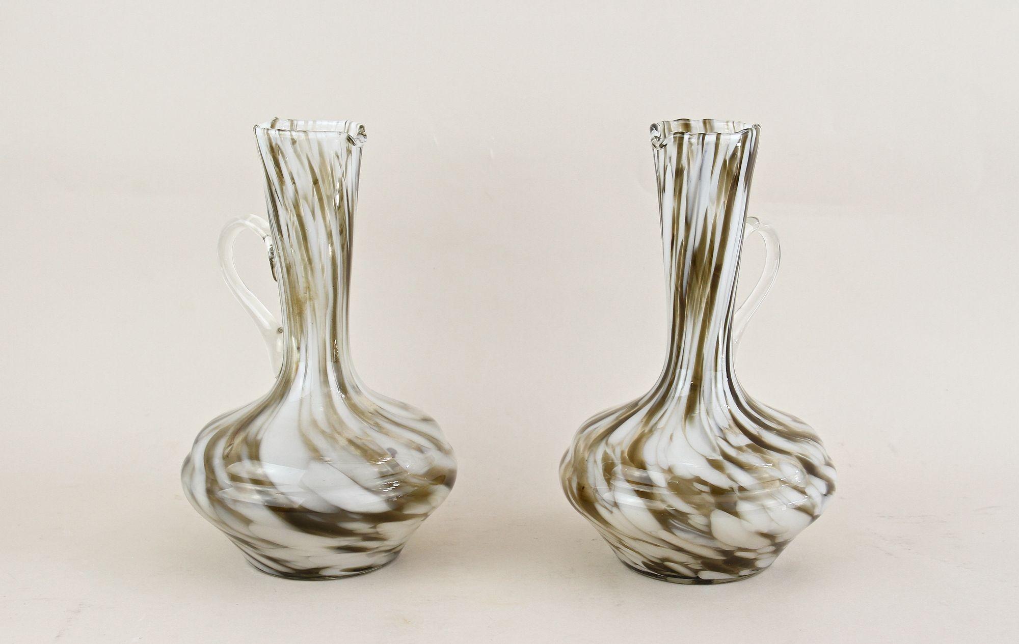 Italiano Coppia di vasi e caraffe in vetro di Murano della metà del secolo scorso, bianco/marrone - Italia 1960 ca. in vendita
