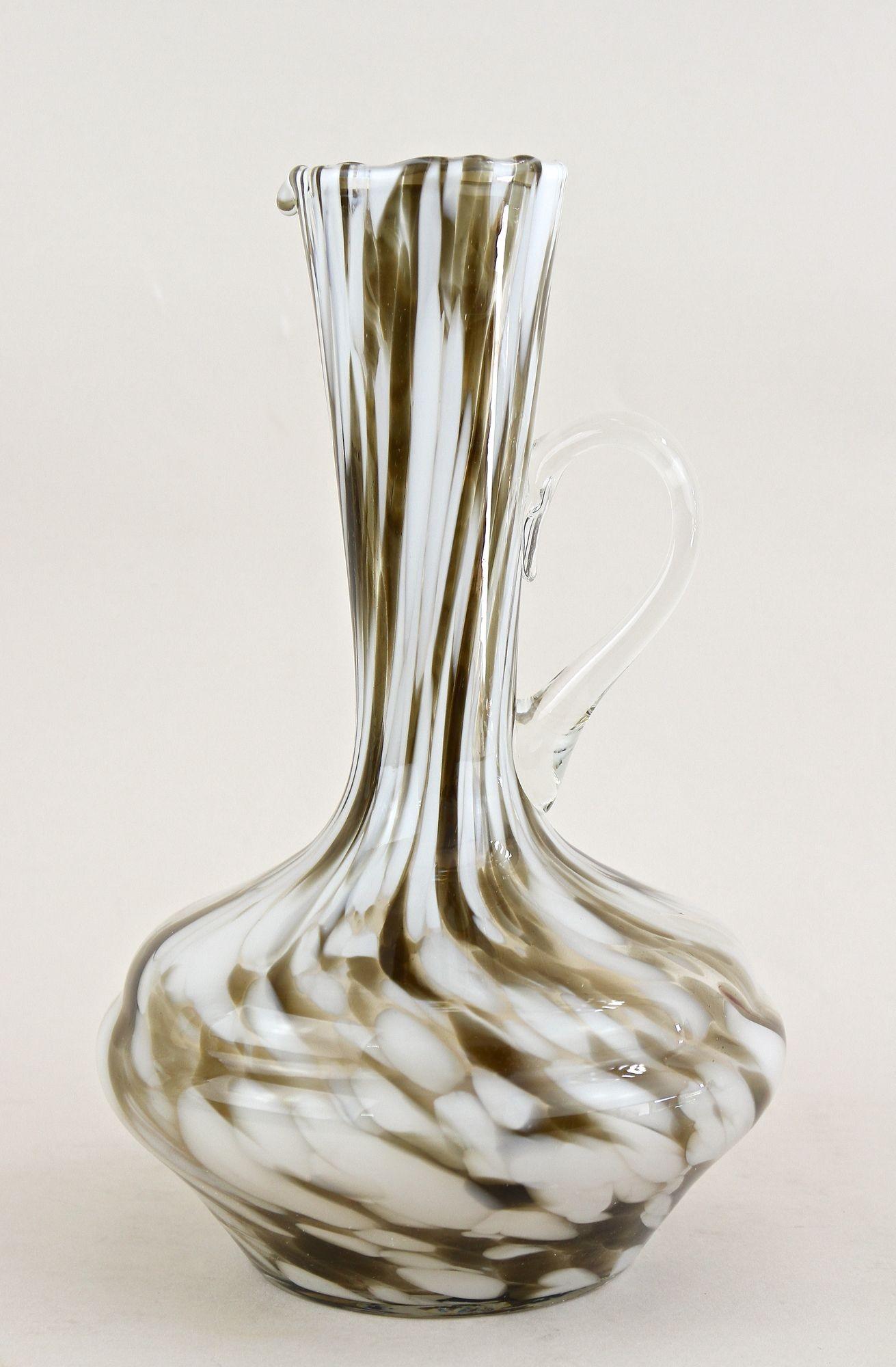 Fatto a mano Coppia di vasi e caraffe in vetro di Murano della metà del secolo scorso, bianco/marrone - Italia 1960 ca. in vendita