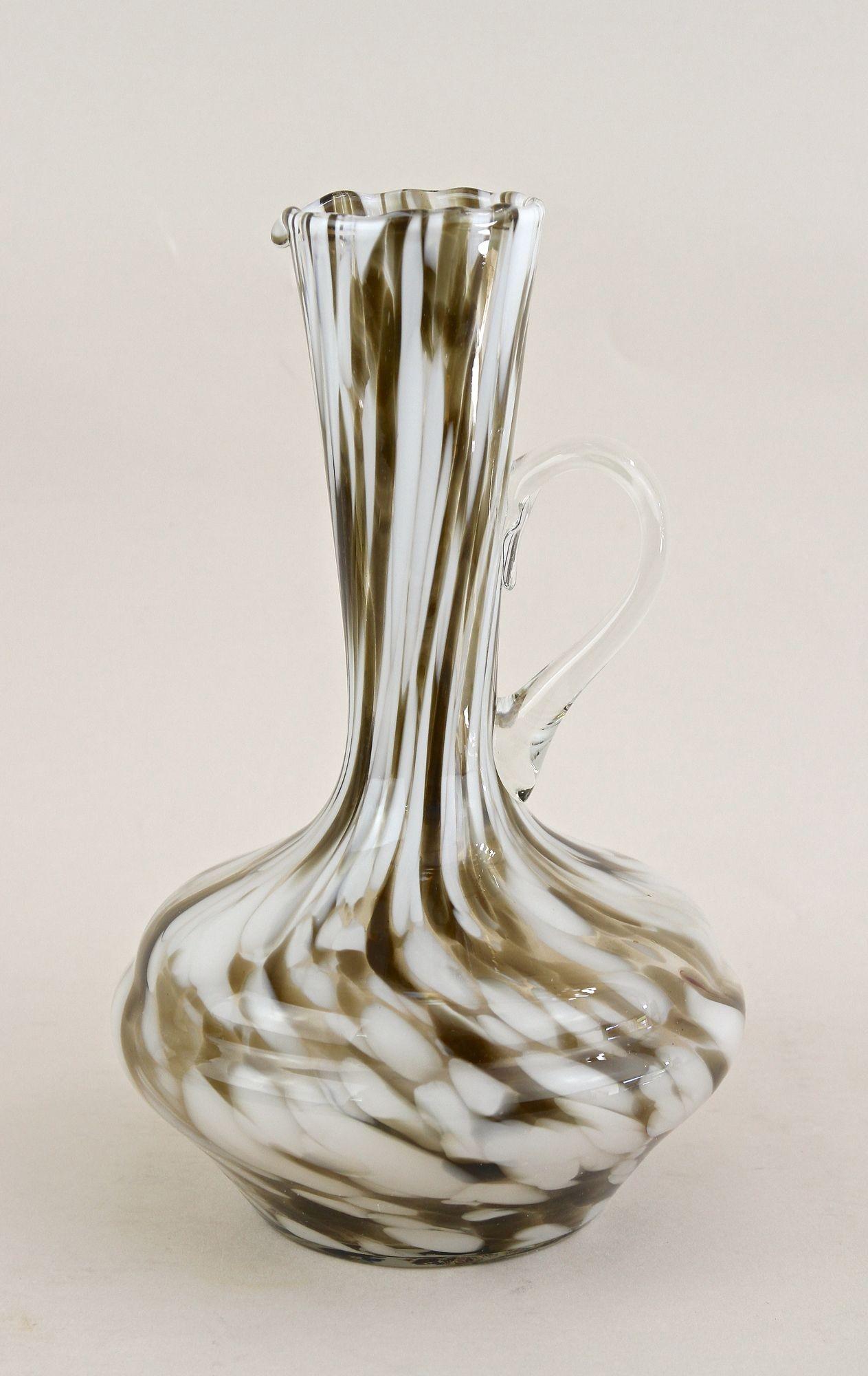 Coppia di vasi e caraffe in vetro di Murano della metà del secolo scorso, bianco/marrone - Italia 1960 ca. In condizioni buone in vendita a Lichtenberg, AT