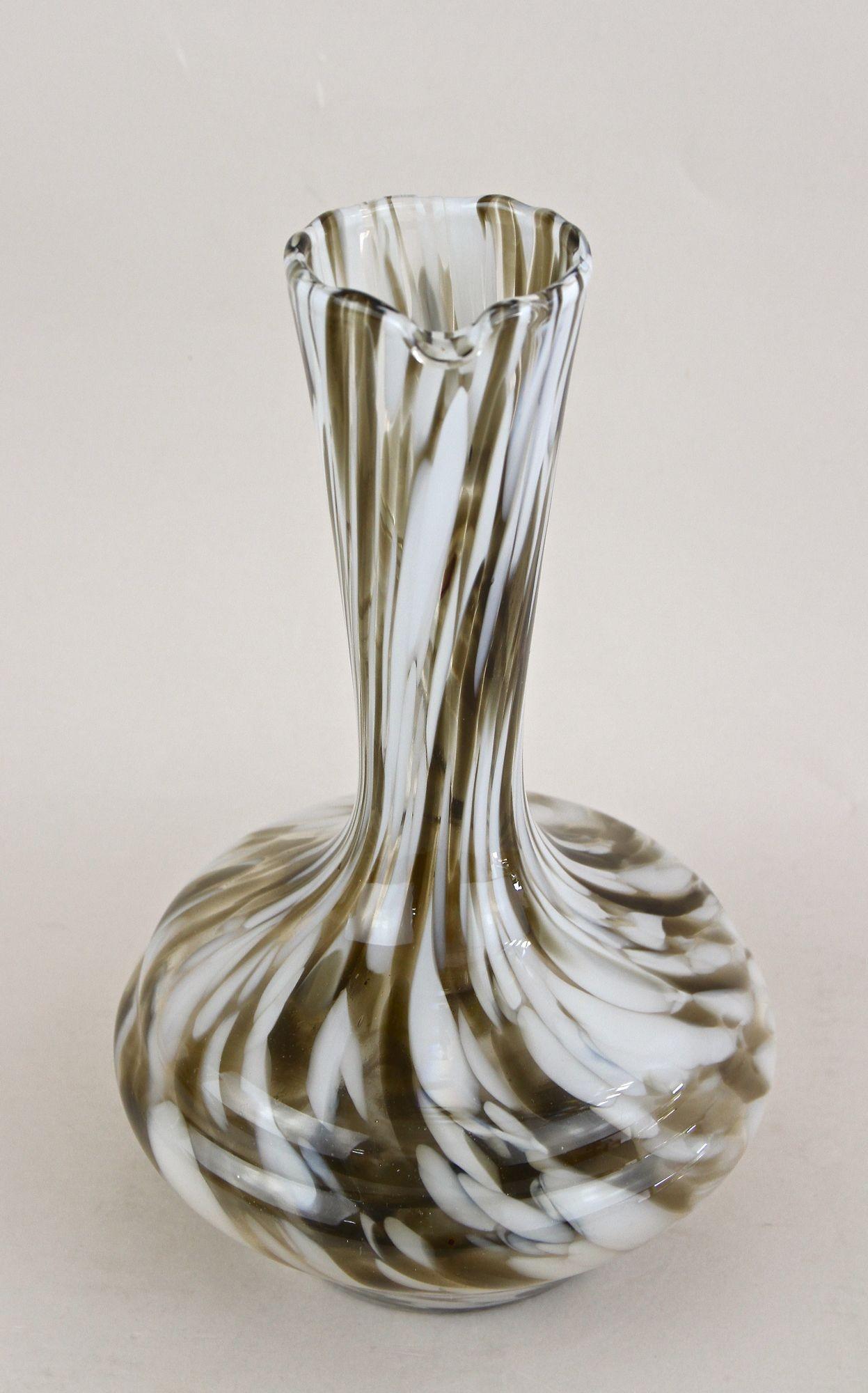 Coppia di vasi e caraffe in vetro di Murano della metà del secolo scorso, bianco/marrone - Italia 1960 ca. in vendita 1