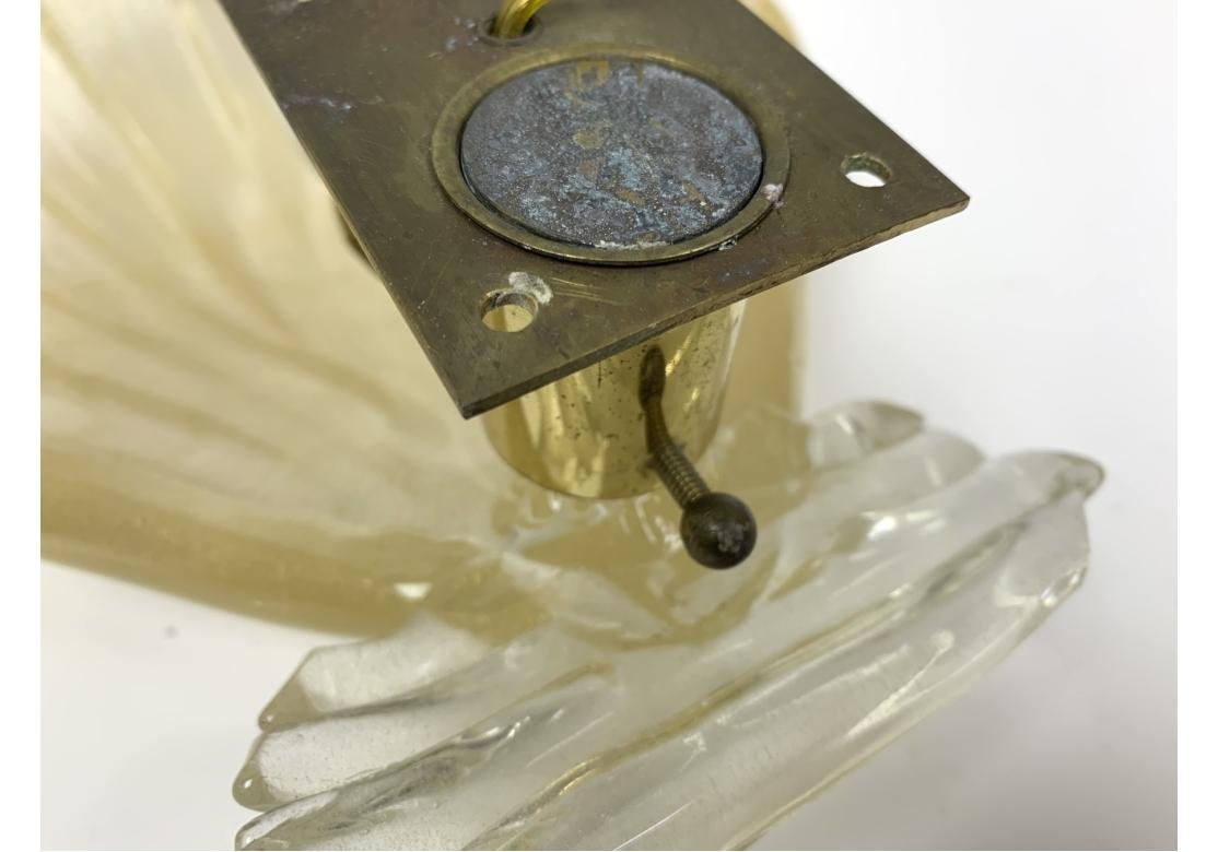 Pair Of Mid Century Murano Shell Form Wall Sconces #2 Italiano en venta