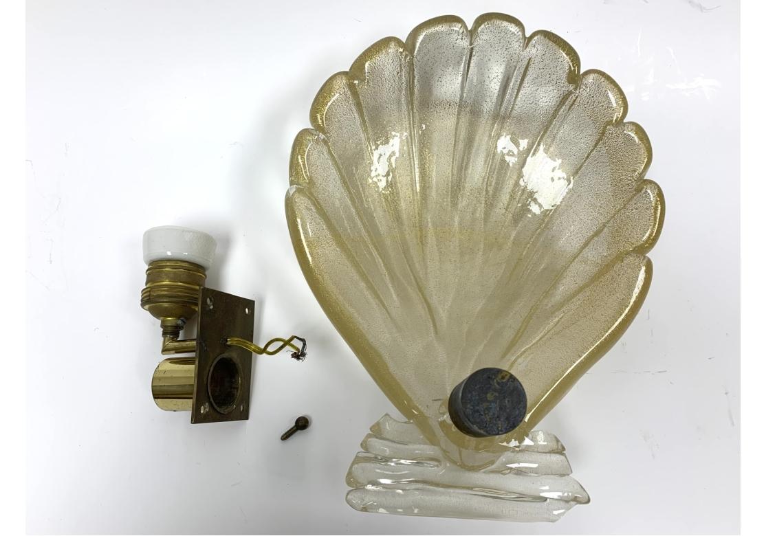 Pair Of Mid Century Murano Shell Form Wall Sconces #2 siglo XX en venta