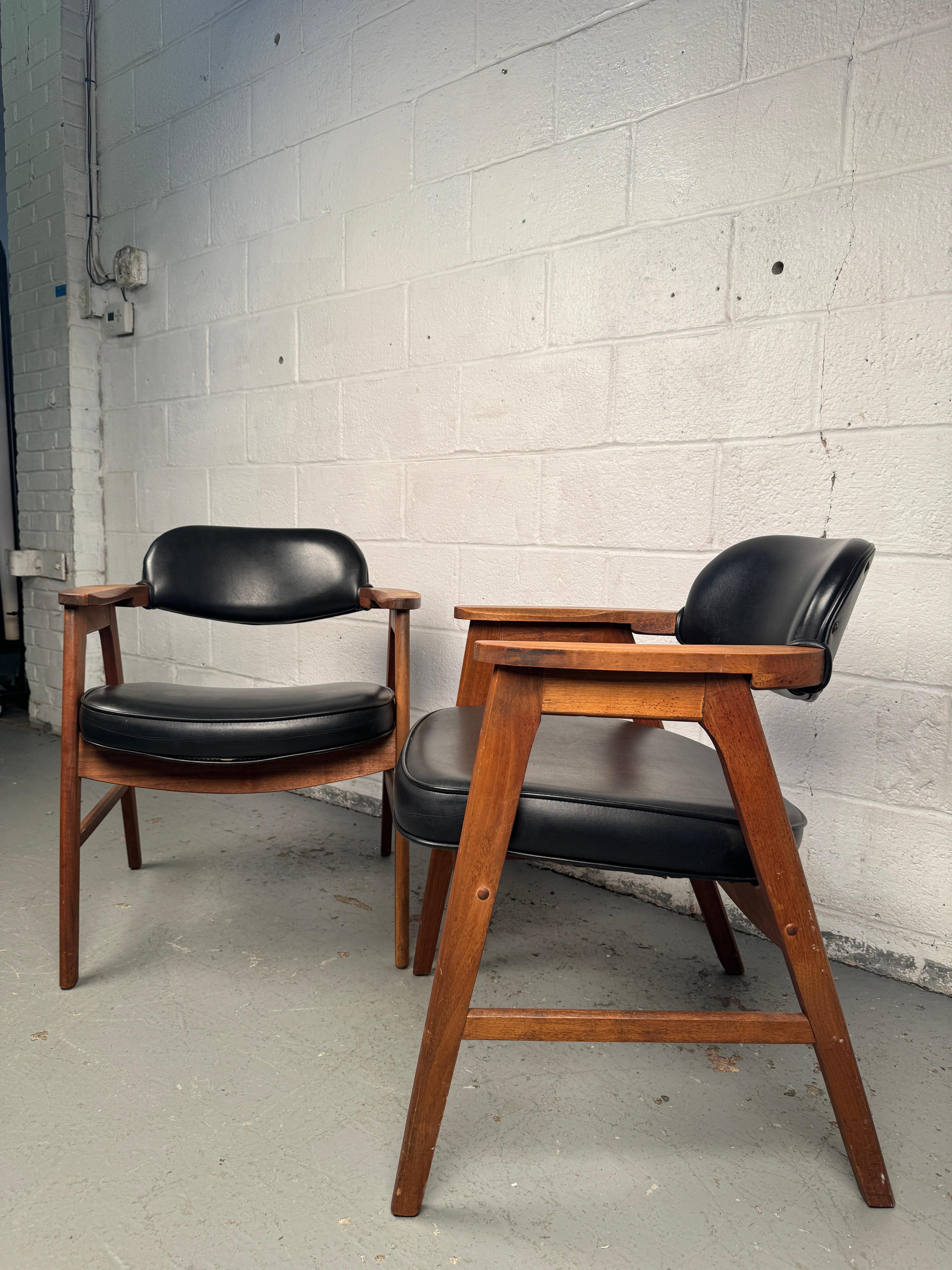 Elegantes Set von Stühlen im Murphy-Stil aus der Mitte des Jahrhunderts von Eck-Adams Corp. Mit Rahmen aus Nussbaumholz und originaler schwarzer Lederpolsterung. Das skulpturale Design kombiniert klare, modernistische Linien mit fein gearbeiteten