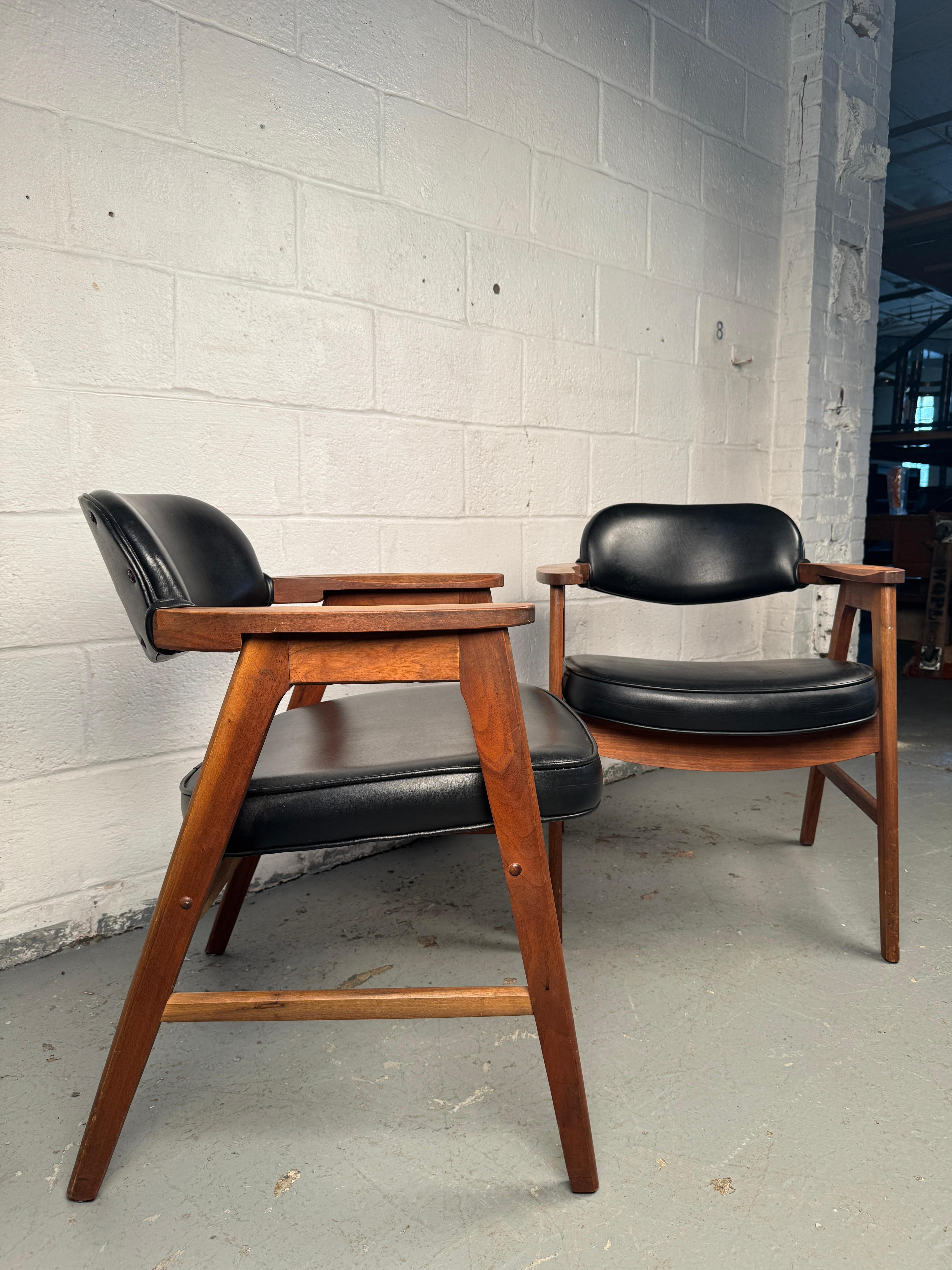 Paar Murphy-Stühle aus der Mitte des Jahrhunderts von Eck-Adams Corp. (Moderne der Mitte des Jahrhunderts) im Angebot