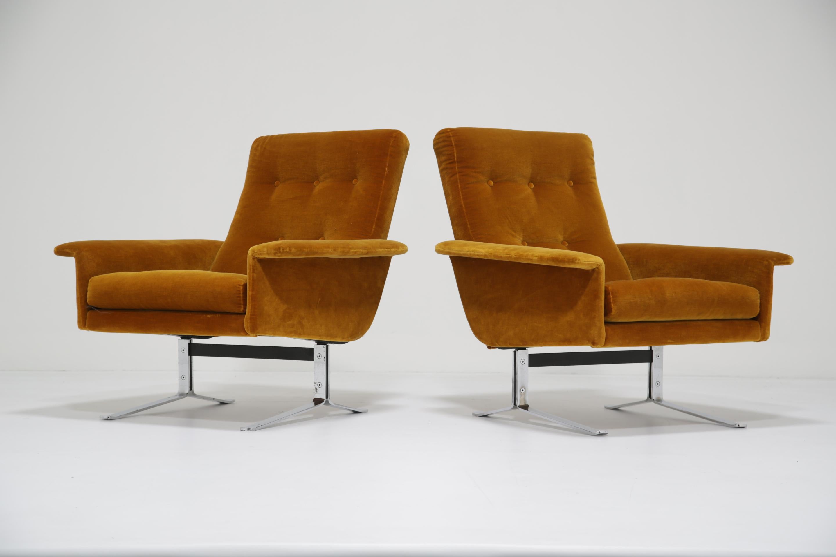 Mid-Century moderno Coppia di poltrone da salotto in velluto senape di Guy Rodgers, anni Settanta. in vendita