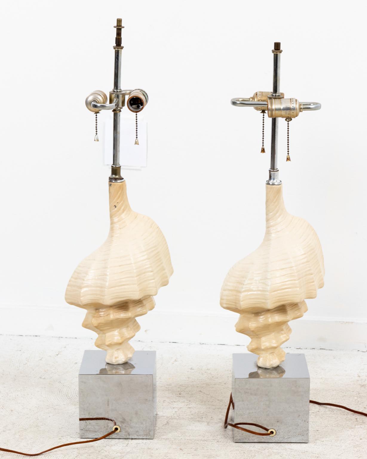 Pair of Midcentury Nautical Ceramic Shell Lamps In Good Condition In Stamford, CT