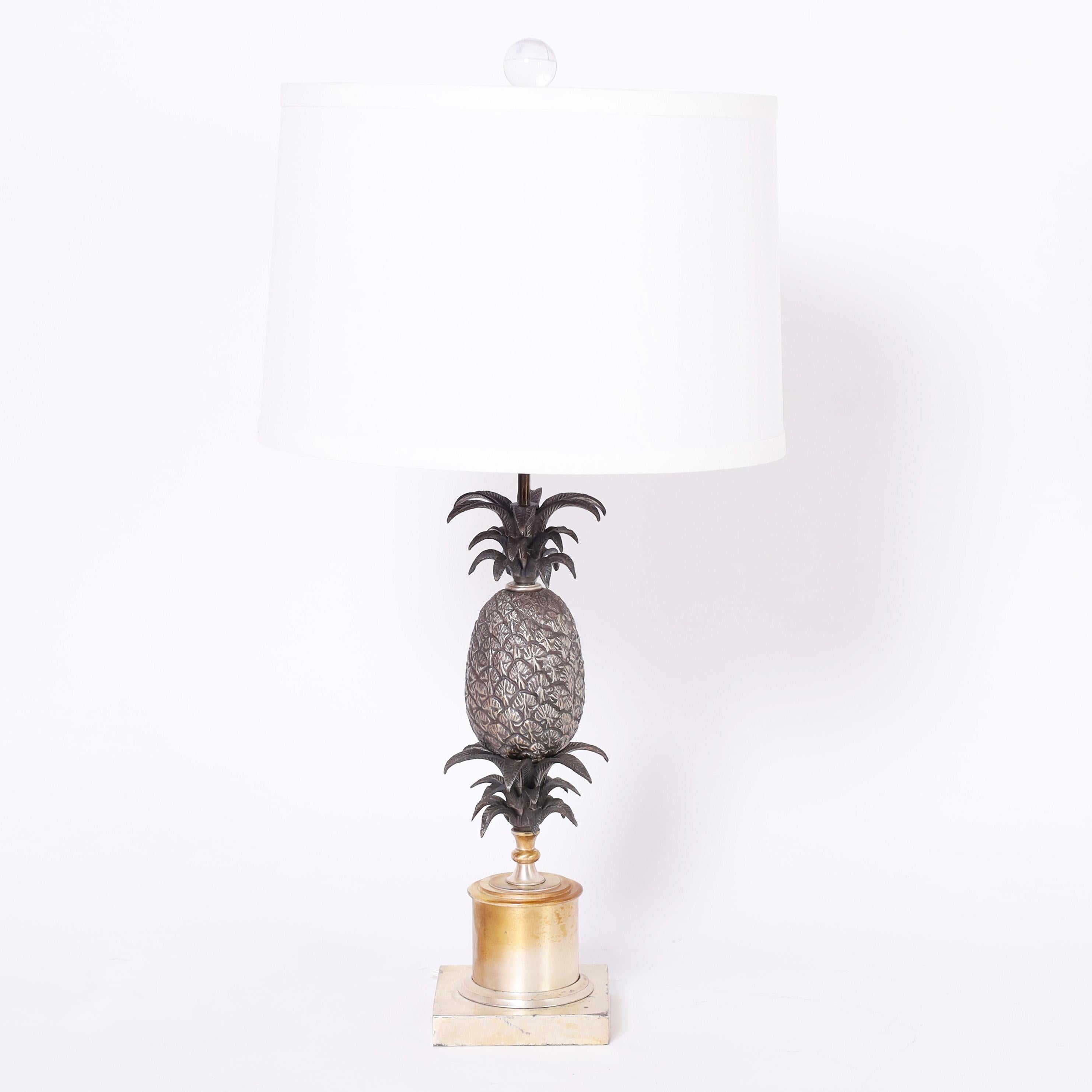 Paire de lampes de table néoclassiques en métal, de forme moderne et stylisée en forme d'ananas et de feuilles, sur des socles classiques en feuilles d'argent.