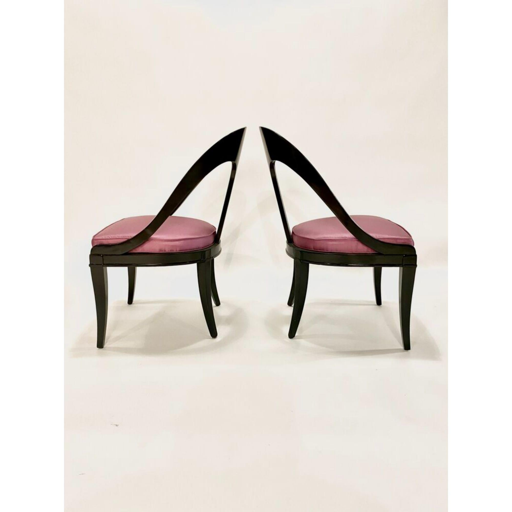 Ein Paar Löffelstühle im neoklassischen Design aus der Mitte des Jahrhunderts im Stil von Michael Taylor mit schwarz lackiertem Holzrahmen und violett gepolsterten Sitzen aus Seide.

