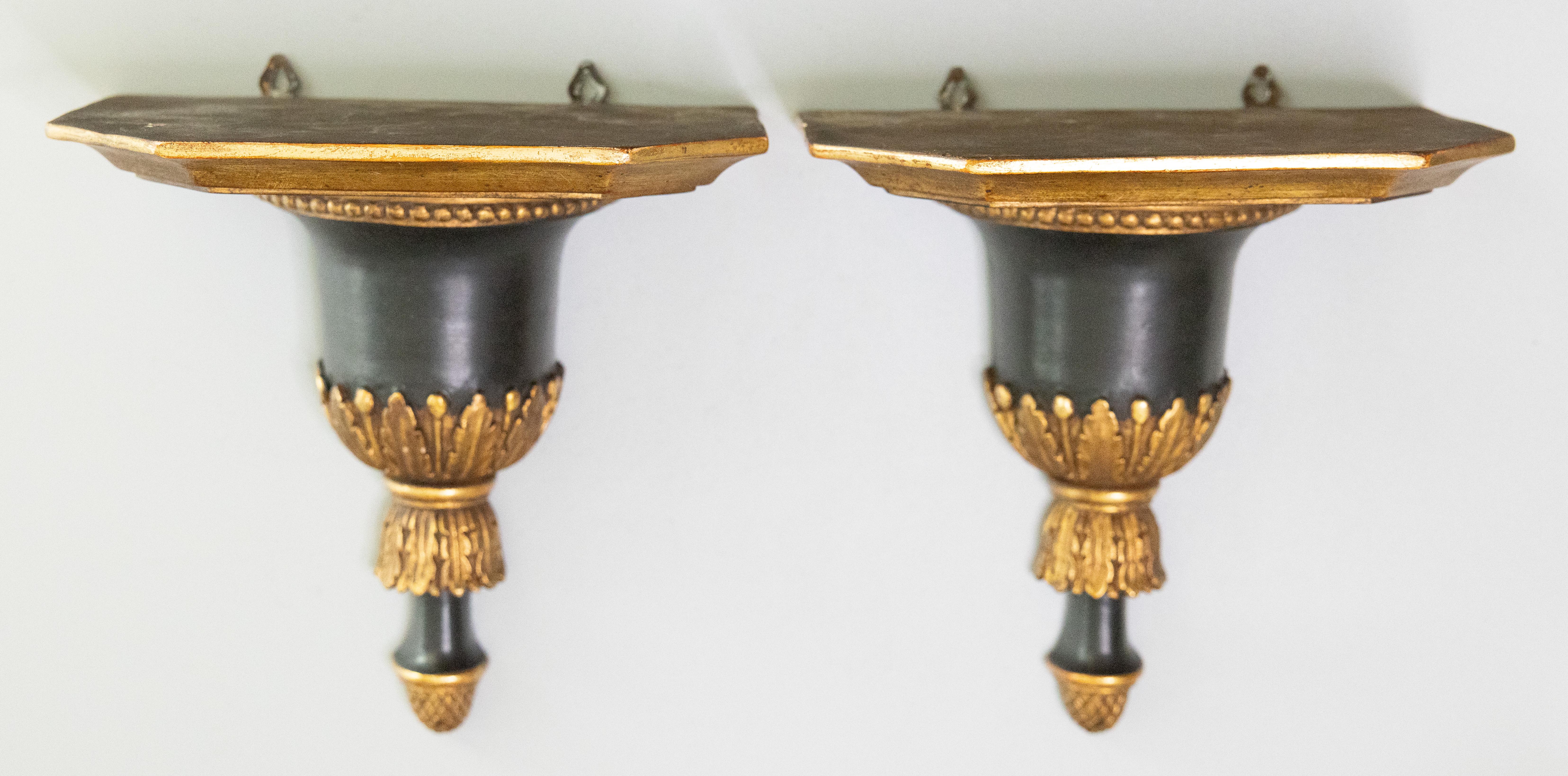Impresionante par de ménsulas o estantes de pared de yeso ebonizado y dorado de estilo Imperio italiano Borghese de mediados de siglo. Estas magníficas escuadras tienen un elegante diseño de hojas de acanto con un ribete de cuentas y bonitos