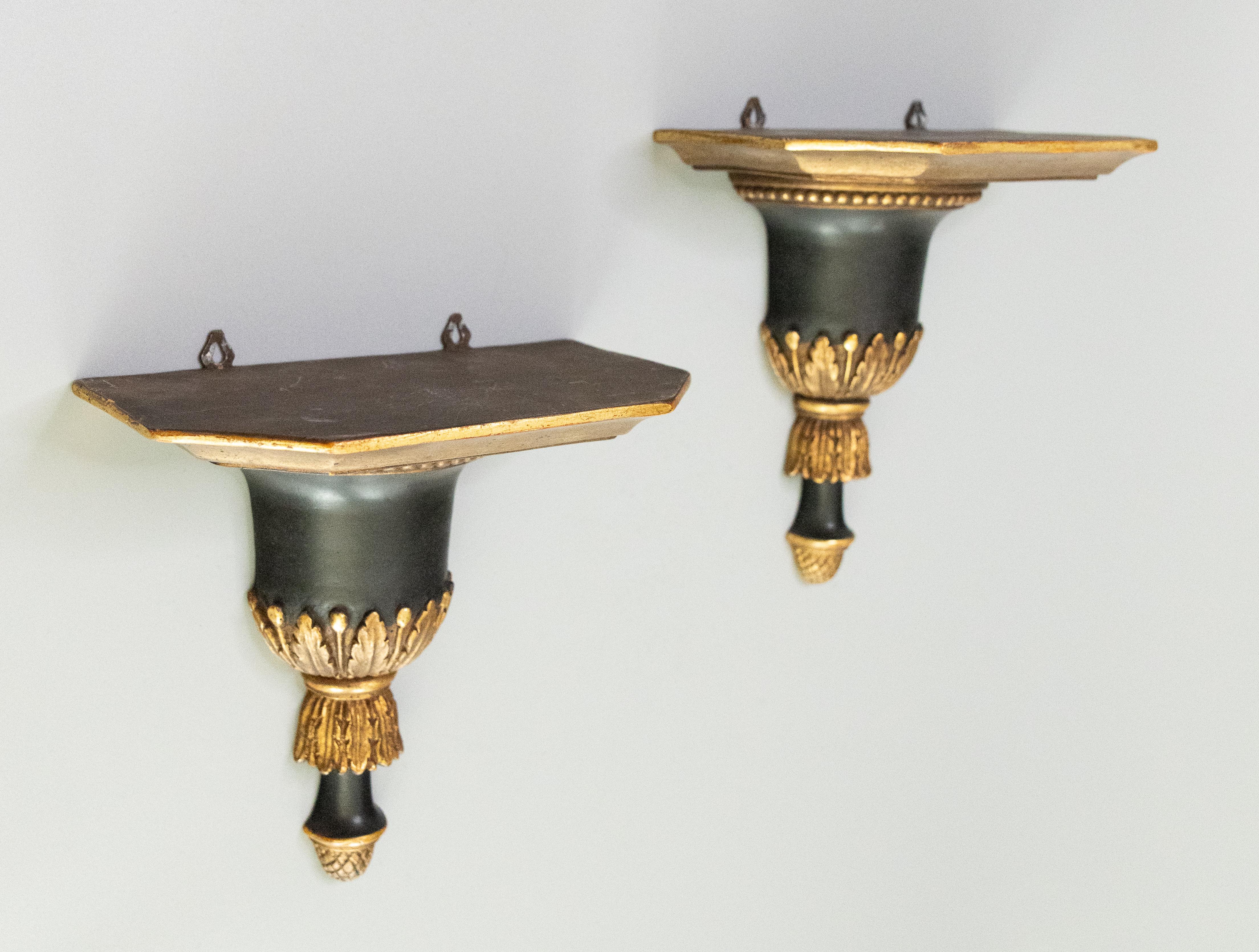 Pareja de estanterías neoclásicas italianas de mediados de siglo con soportes dorados en negro y oro Italiano en venta