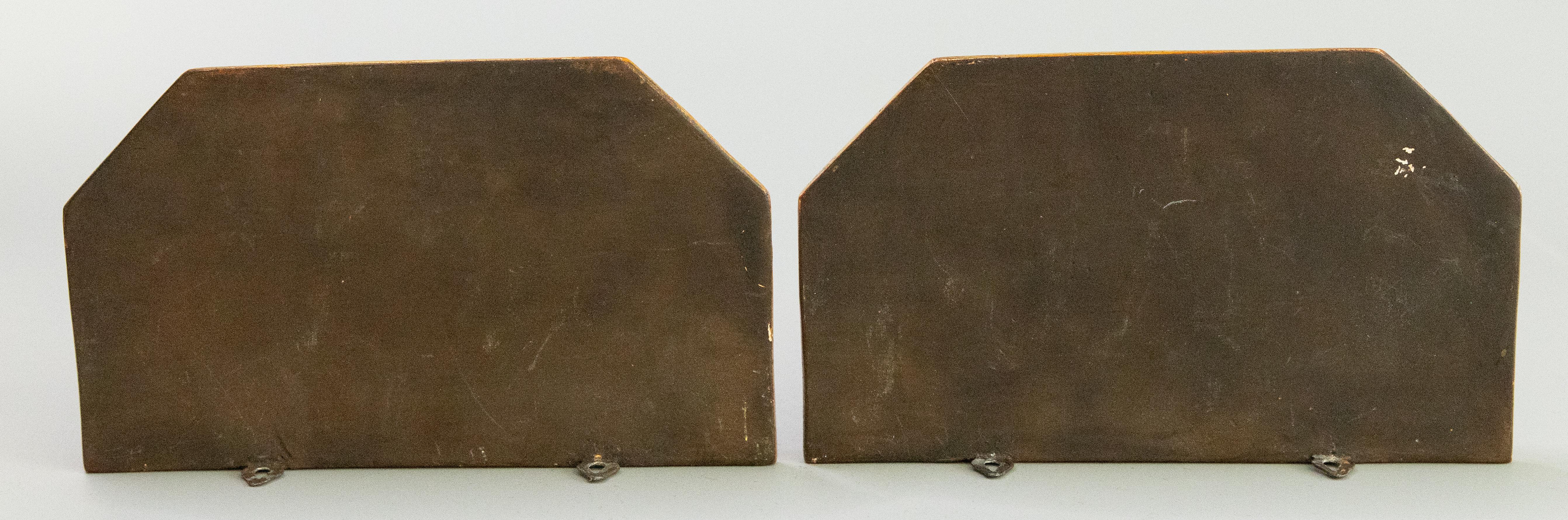 Pareja de estanterías neoclásicas italianas de mediados de siglo con soportes dorados en negro y oro Ebonizado en venta