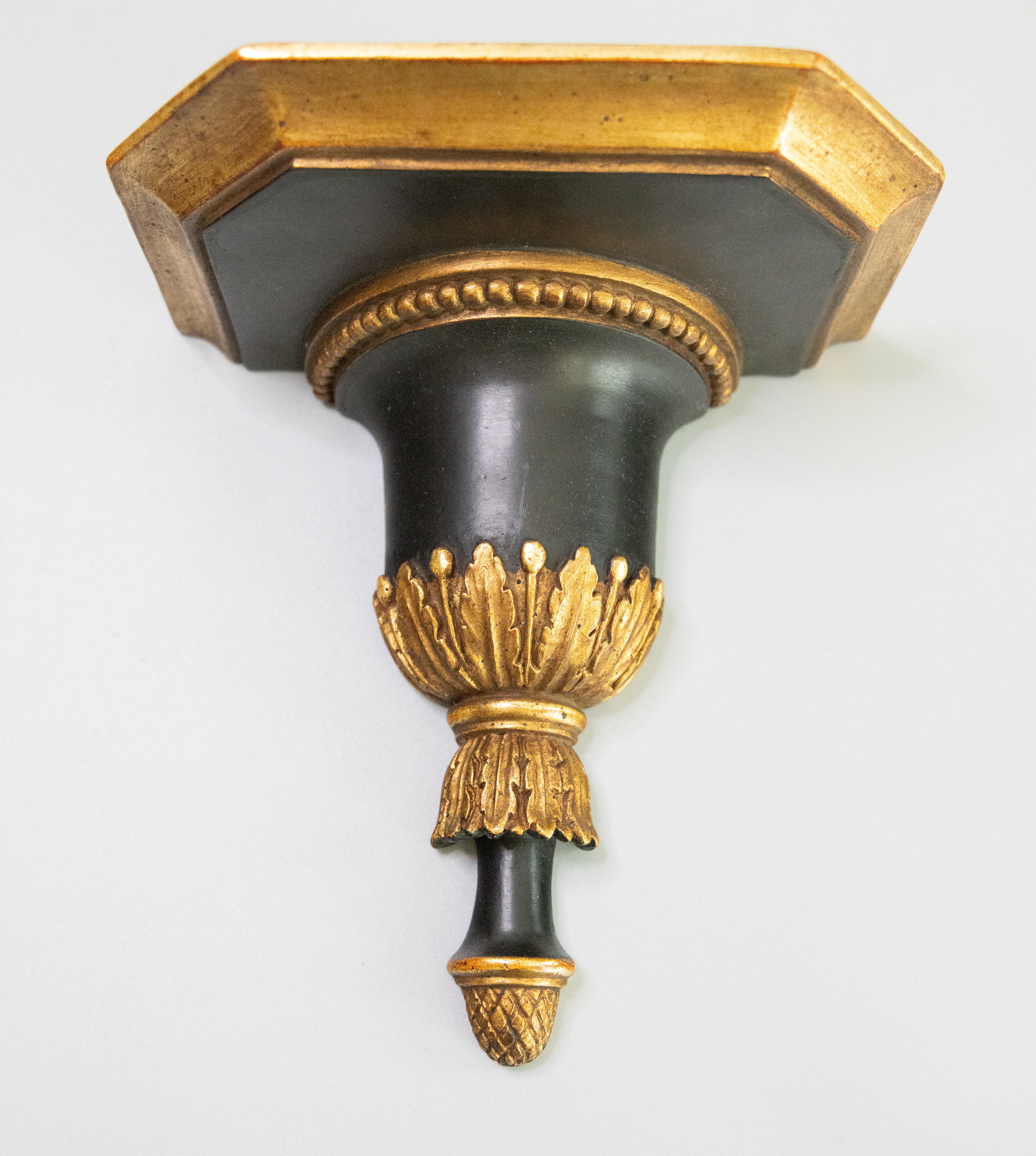 Pareja de estanterías neoclásicas italianas de mediados de siglo con soportes dorados en negro y oro en Bueno estado para la venta en Pearland, TX