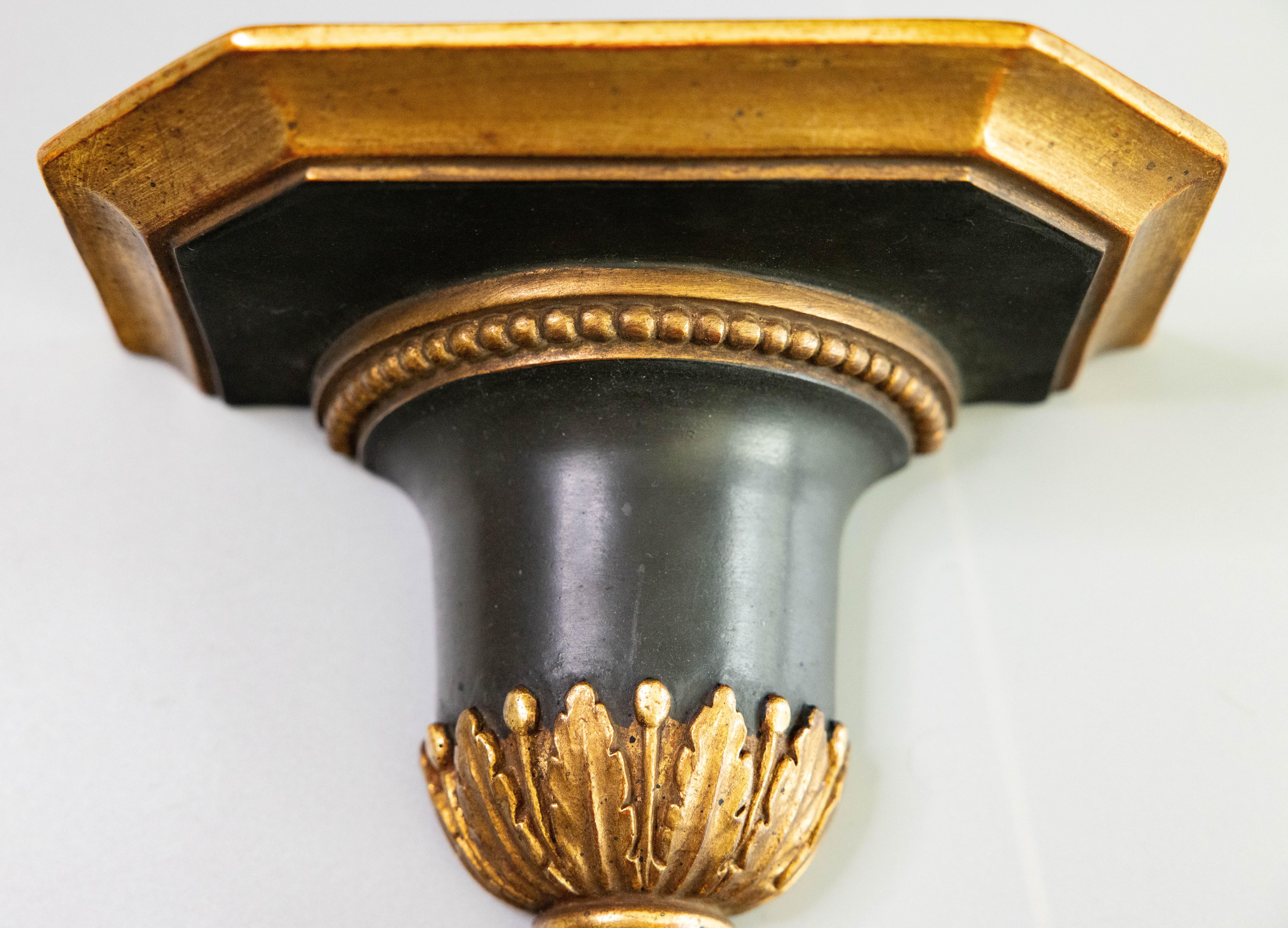 Pareja de estanterías neoclásicas italianas de mediados de siglo con soportes dorados en negro y oro Yeso en venta