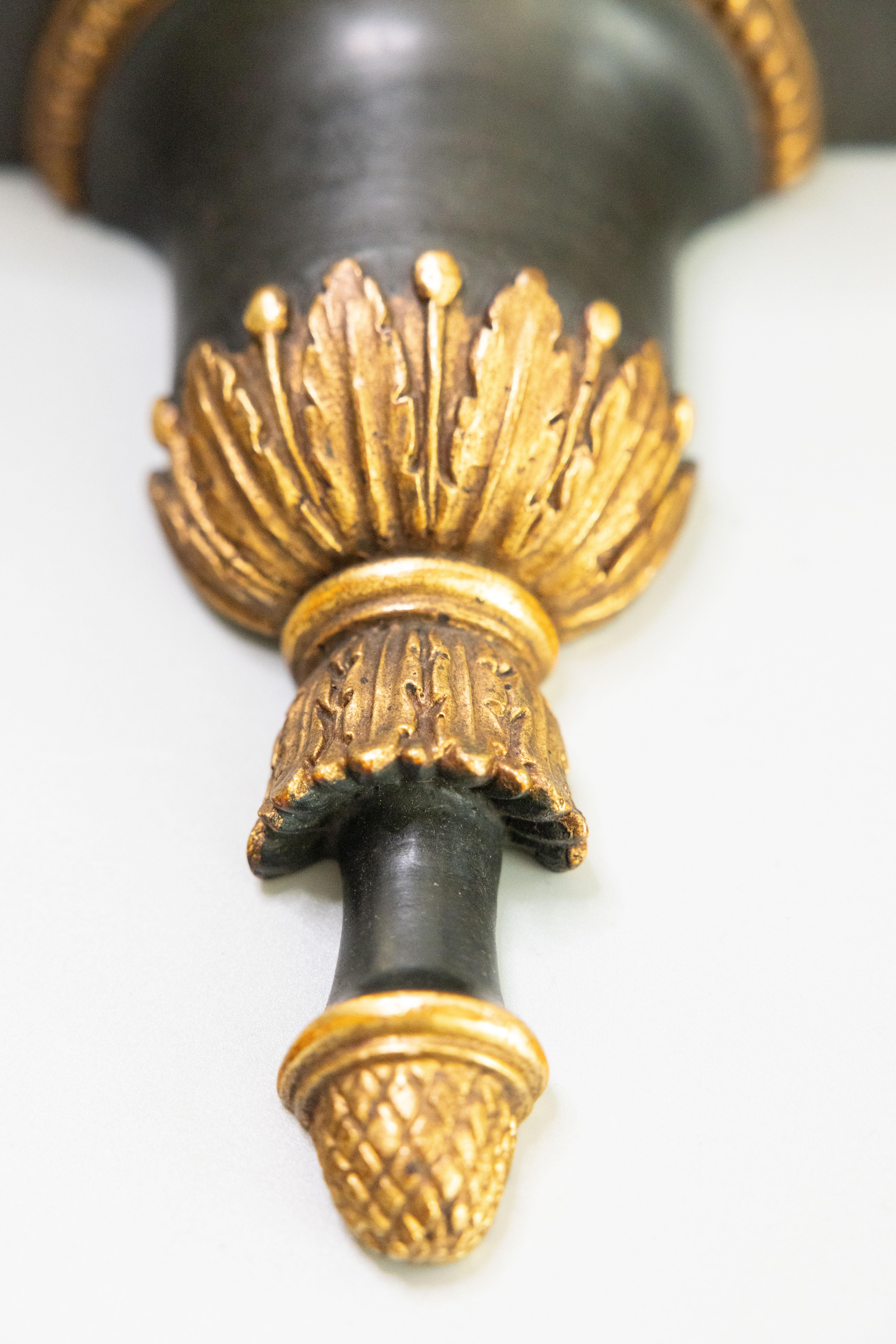 Pareja de estanterías neoclásicas italianas de mediados de siglo con soportes dorados en negro y oro en venta 1