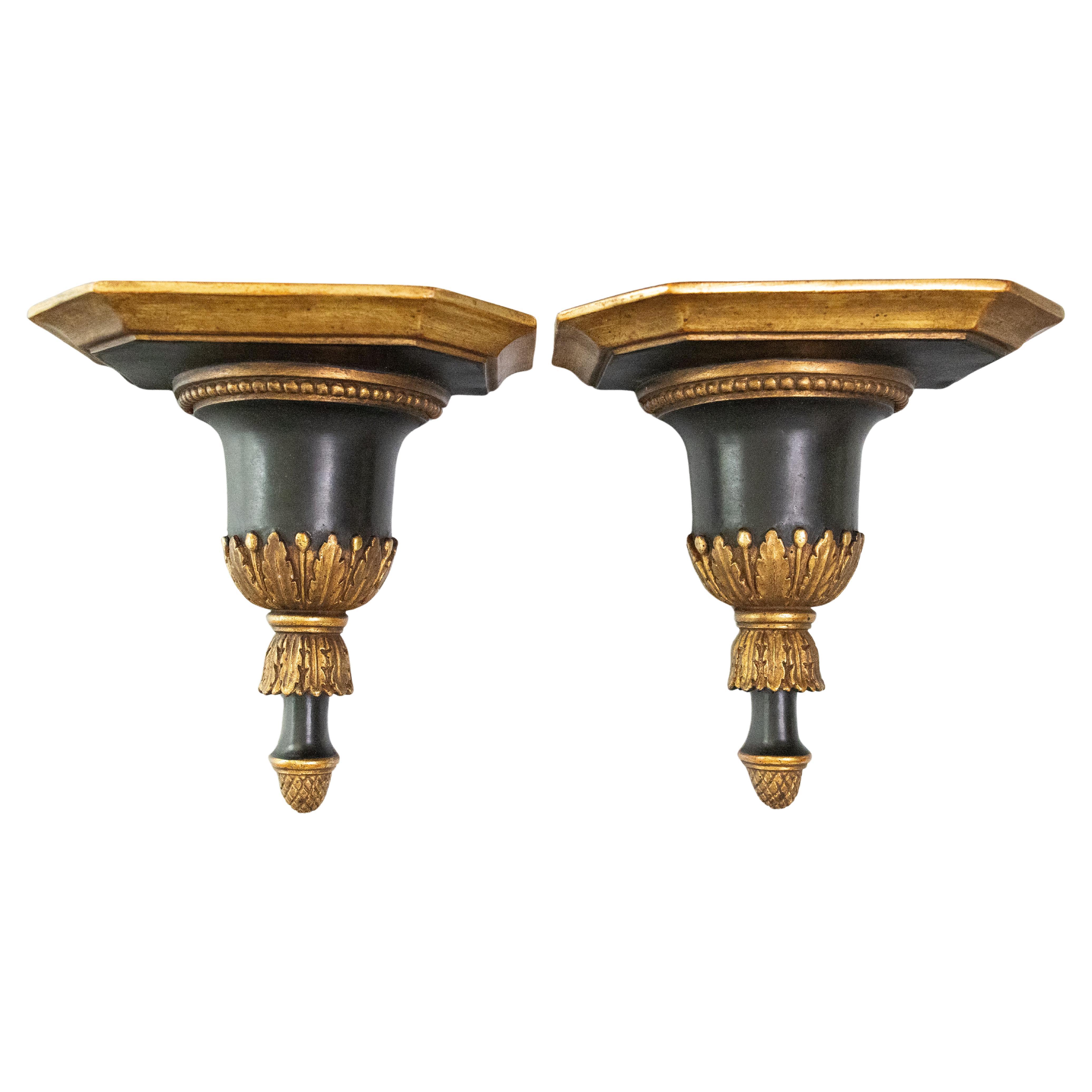 Pareja de estanterías neoclásicas italianas de mediados de siglo con soportes dorados en negro y oro en venta