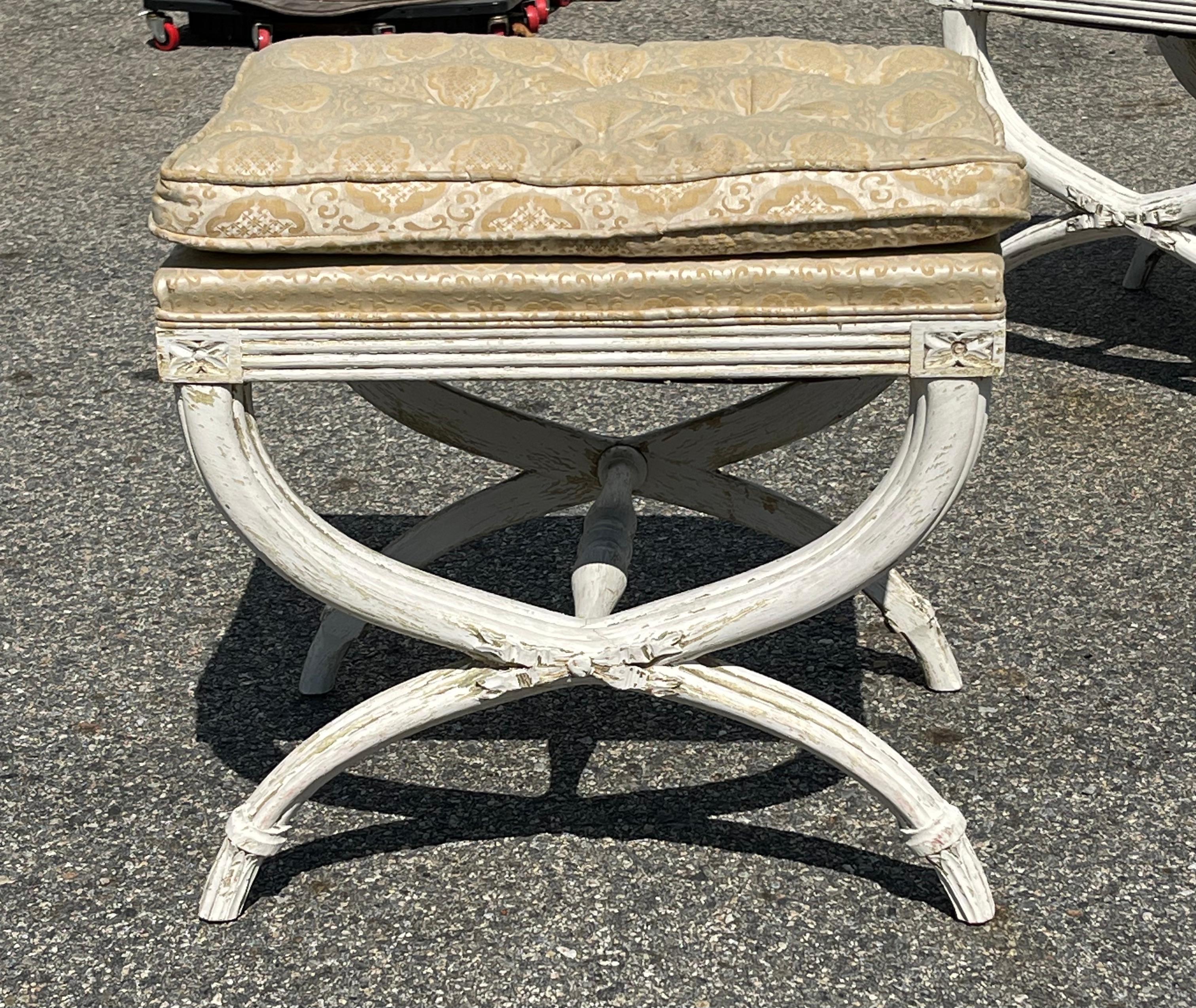 Paar Hocker oder Tabouret im neoklassischen Stil aus der Jahrhundertmitte. Sitzhöhe. Bemalt und mit toller Patina. Curule-Form. 

Keine Brüche oder Reparaturen.